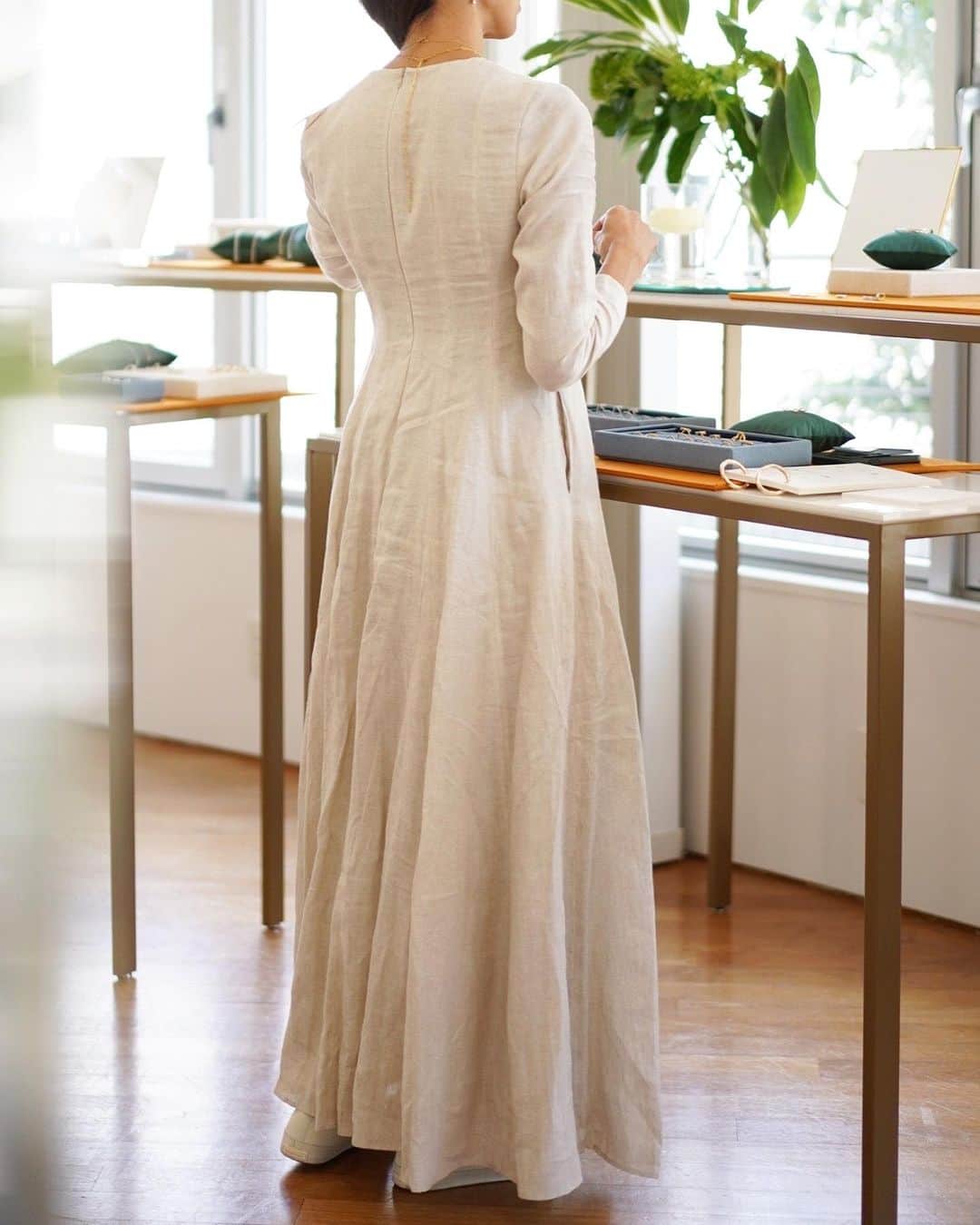 山城葉子さんのインスタグラム写真 - (山城葉子Instagram)「. 今日はKEINARITAのOrganic linenドレス @keinarita_official   100%上質なリネン素材で秋🍂に気持ちの良いドレス。 細かい切り替え線が細かくあることで、裾にかけての用尺がたっぷりとたまるのがなんとも上品。 美しいパターンで、歩く度にスカートに動きが出てドラマチック。 いい素材をたっぷり使った贅沢な大人のワンピース。 さすがKEINARITA。  📷　@sachi___414」10月14日 23時59分 - yokoyamashiro