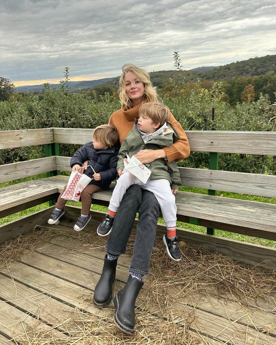 リンジー・エリンソンのインスタグラム：「Checking this off our fall bucket list. What should we do next? 🍂🍎✨」