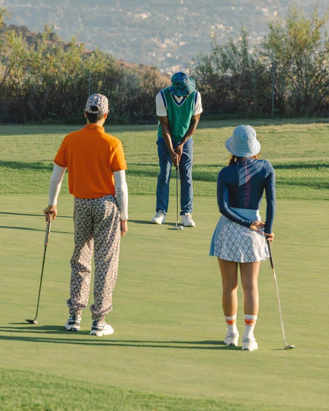 Jリンドバーグのインスタグラム：「@dane.mui @summermarshall @_elisapark_ @chuckdoom hitting the course in our FW23 collection at Scholl Canyon Golf Course.  Photo: @beauryan」