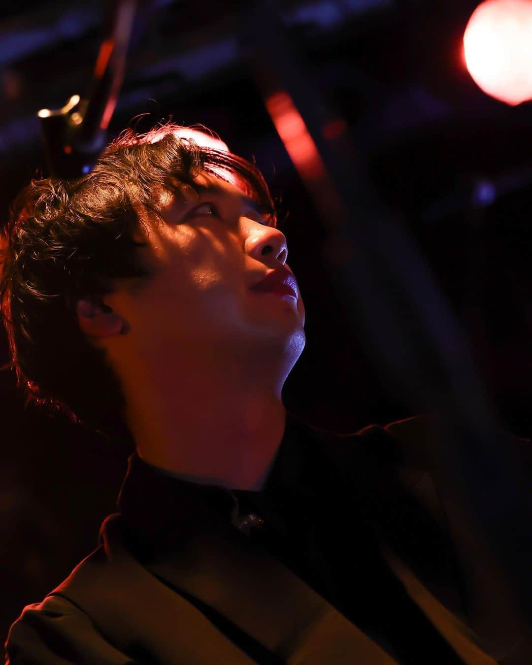 近藤晃央のインスタグラム：「アコースティックシリーズライブ #SNUG 2023.10.14 at. #福岡ROOMS  始まりましたスナッグ。 だいぶマニアックなセットリストをリアレンジしてお届け。  笑いながら「しんど！」で締め括ったライブ。 どんだけVIVANTネタ引っ張んねん。  楽しかったし、もっともっと良くなりそうな1回目でした。 ありがとう福岡！  photo by ハラエリ  #近藤晃央」