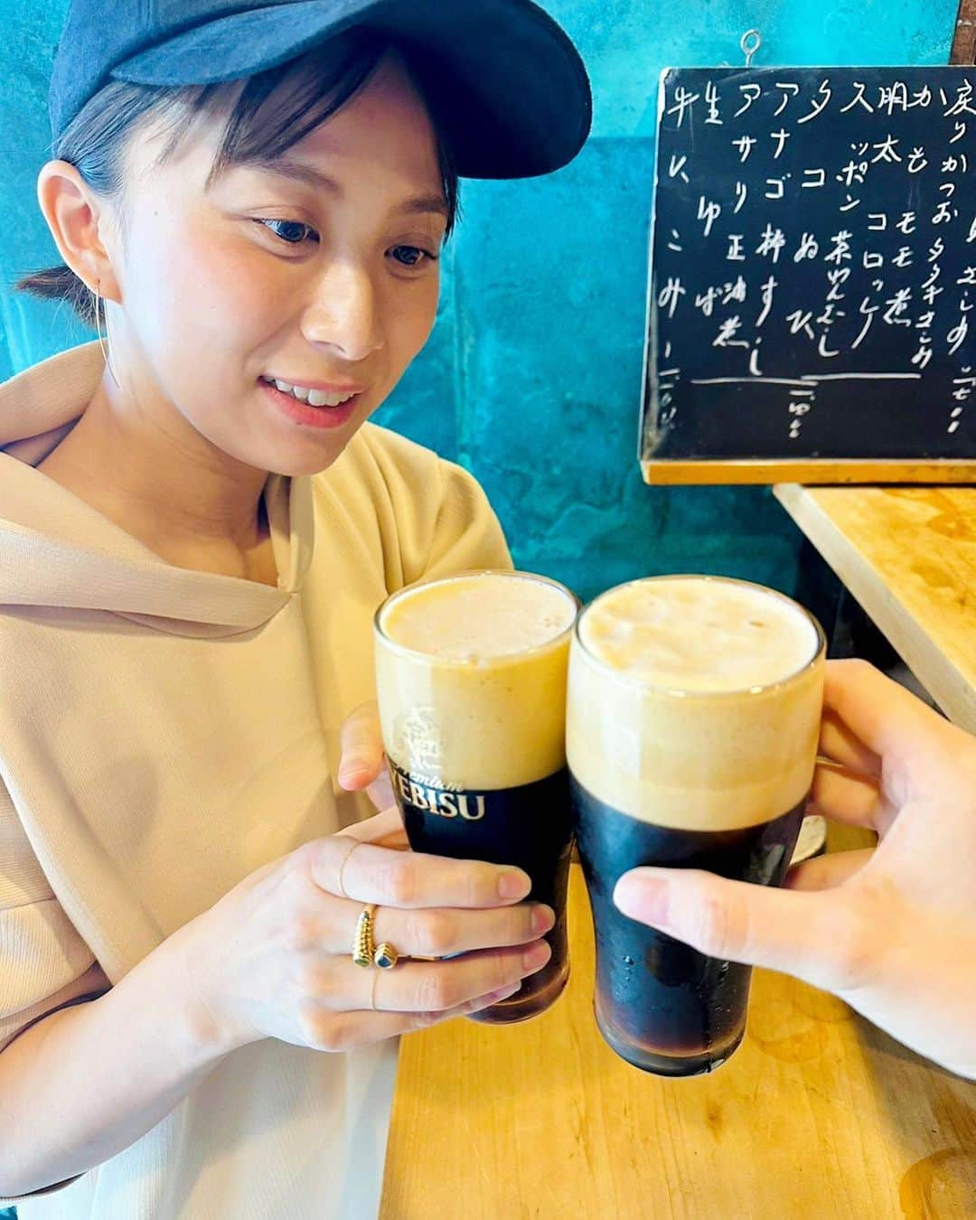 山本雪乃さんのインスタグラム写真 - (山本雪乃Instagram)「🍺 金曜日は親友と立ち飲み屋さんの黒ビールで乾杯！ 夜に岡山に帰りまして、 今日祖父に会いに行きました😊 私のために、熟し柿作ってくれていました！優しい！ たくさん持って帰ります！  れんこんの市川夫妻がくれた立派な栗で、 母に栗ご飯作ってもらいました🌰 おでんに南蛮漬けに、ついでにアジフライ！ 実家ごはん、最高でした🥹  柿と栗で秋も感じられて、癒されました！  明日は素敵なお2人へのインタビューロケです☕️ 楽しみです☕️  そして明日あさ11時からは ナスD大冒険TVです🍆 ぜひご覧ください😊」10月15日 0時10分 - yukino_yamamoto5