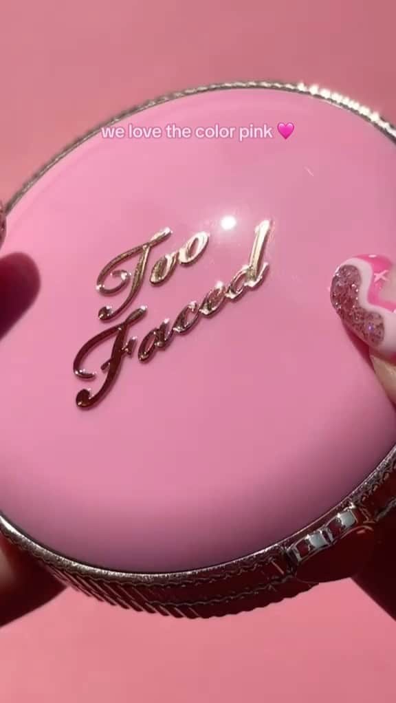 Too Facedのインスタグラム：「All about that #MalibuPink blush shade 😍💖💓 Our Cloud Crush Blush in the shade Candy Clouds is BACK IN STOCK! Get it while you can! 💞 Tap to shop! #toofaced #tfcrueltyfree」