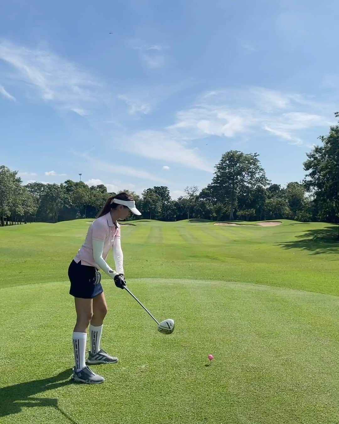 ステファニー・プリシラ・インダルト・プトゥリのインスタグラム：「Still learning🏌🏻‍♀️  #sutepiii #thailandgolf #ゴルフ女子 #タイゴルフ」