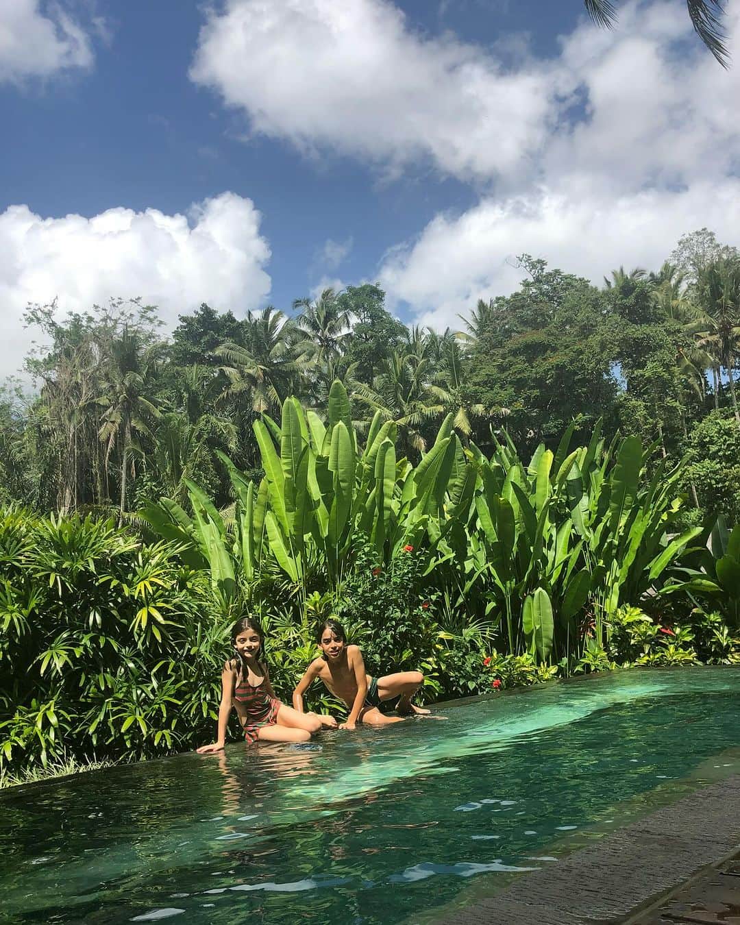 カロリーネ・セリコのインスタグラム：「Chegamos em Bali, para um viagem muito especial. Mas antes da viagem começar, vou deixar meus pequenos, quando ainda eram pequenos, aqui em Bali em 2018! Lembrando de vocês aqui, Luca e Bella 🤍🤍 Já já começam os posts atuais!  #CaCelicoViagem」