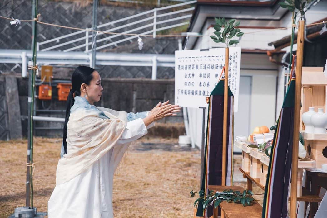 河瀬直美さんのインスタグラム写真 - (河瀬直美Instagram)「河瀬館になる 京都は福知山にある細見小学校の分校にて出発式セレモニーがありまして、小学校2年生の子どもたちが校舎に卒業証書を授与する式典があり、出席してきました。大銀杏の前でミャクミャクと一緒に記念撮影。  みんなの記憶を移築して、万博でお披露目するね✨  小さな運動場でかけまわる子供達。秋晴れのいちにちとなりました。  なんだか写真が昭和な感じなのは不思議です。  親から子へ 地域から世界へ つなぐ役割をまっとうしたいです。  何が正義で何が悪なのか… 日本にはそのどちらでもない場所が存在していて、それを曖昧と名付ける事もできるけれど、みんなが安心して拠り所にできる場所とも言えたなら。  対話を通して 分かり合えることもあるって信じていたい。  いま 自分にできるコトって何だろう…ってずーっと考えてる…そんな秋の🍂日に  This will be the Kawase Pavilion I attended the embarkation ceremony at a building of Hosomi Elementary School in Fukuchiyama, Kyoto, and there was a part of the ceremony where 2nd graders awarded me a graduation diploma. We took a photo with Myaku Myaku in front of a large gingko tree.  We will relocate and present everyone's memories at the Expo. ✨  Kids running around the small playground. It was a clear, autumn day.  It's a wonder how the the photo somehow feels like it's from the Showa era.  From parent to child from local to the world I'd like to fulfill this role of connecting all of these.  What is right and what is bad... A place that is neither exists in Japan, and though we can give it an ambiguous name, we can also say it is a place where everyone can come to with a peace of mind.  I want to believe  that through dialogue we can understand one another.  Now what is it I can do...that's all I've been thinking about...on this kind of an autumn day🍂  #ミャクミャク #大阪関西万博 #いのちのあかし #細見小学校中出分校 #紅型ストール #myakumyaku  #osakaexpo  #proofoflife  #hosomielementaryschool #bingatastoll」10月15日 0時11分 - naomi.kawase