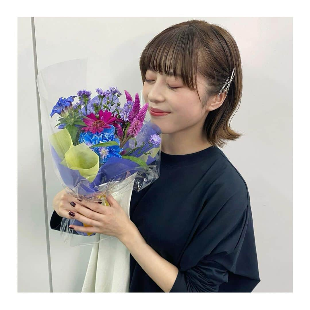 竹内夢さんのインスタグラム写真 - (竹内夢Instagram)「「24」 . 24歳になりました！！！ . 去年のお誕生日にインスタで 時が経つのが早すぎて驚いたと載せましたが、  今年の方が早かったよぉぉー？！？！ どういうことだ！！！  年々早くなっていくのか、 そうかそうか、と。  日々、何を感じてどう生きるか。 一息二息つくことはあっても 大切なことを忘れずに ずっと貫いていけるのかどうか。  不安ももちろんありますが、 私はこのお仕事が大好きなので、 大好きなことは当たり前に貫いていこうと 今は思っています。  それが皆さんの活力になるなら もっともっと嬉しい！！  もうね、 キラキラパワーのふりかけ ふりまきますからね！！！！！  …😌  .  そしてもう一つ。 今月で事務所に所属して10年目になりました🎉  いつも応援してくれている皆さん、 これからも何卒よろしくお願いします！」10月15日 0時06分 - yume_takeuchi_ta