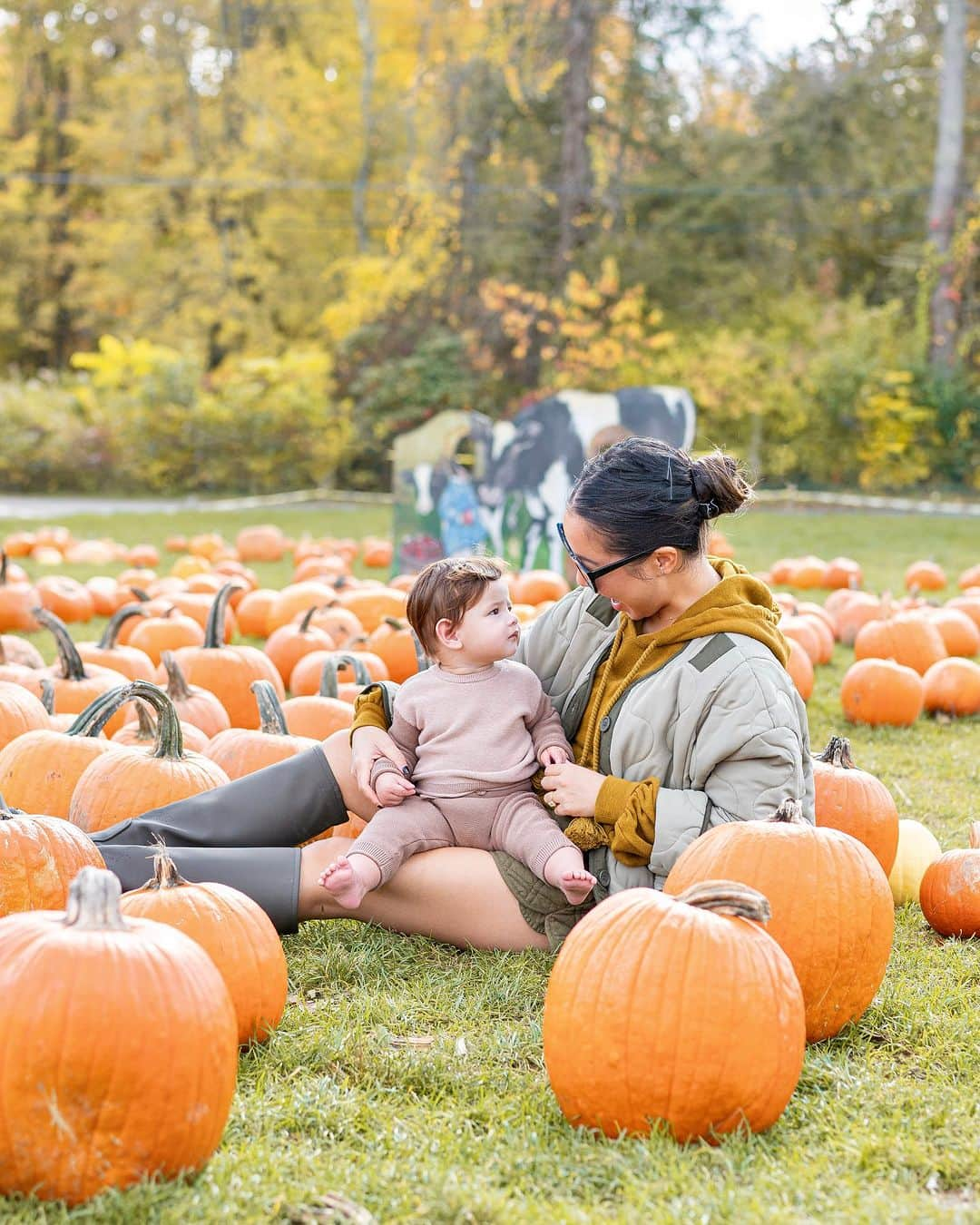 ウェンディー・グエンさんのインスタグラム写真 - (ウェンディー・グエンInstagram)「Same place, a year apart 🍂🍁🎃 Then at 6 months old and now at 18 months old. Same inquisitive look, same bright smile 🥹」10月15日 0時09分 - wendyslookbook