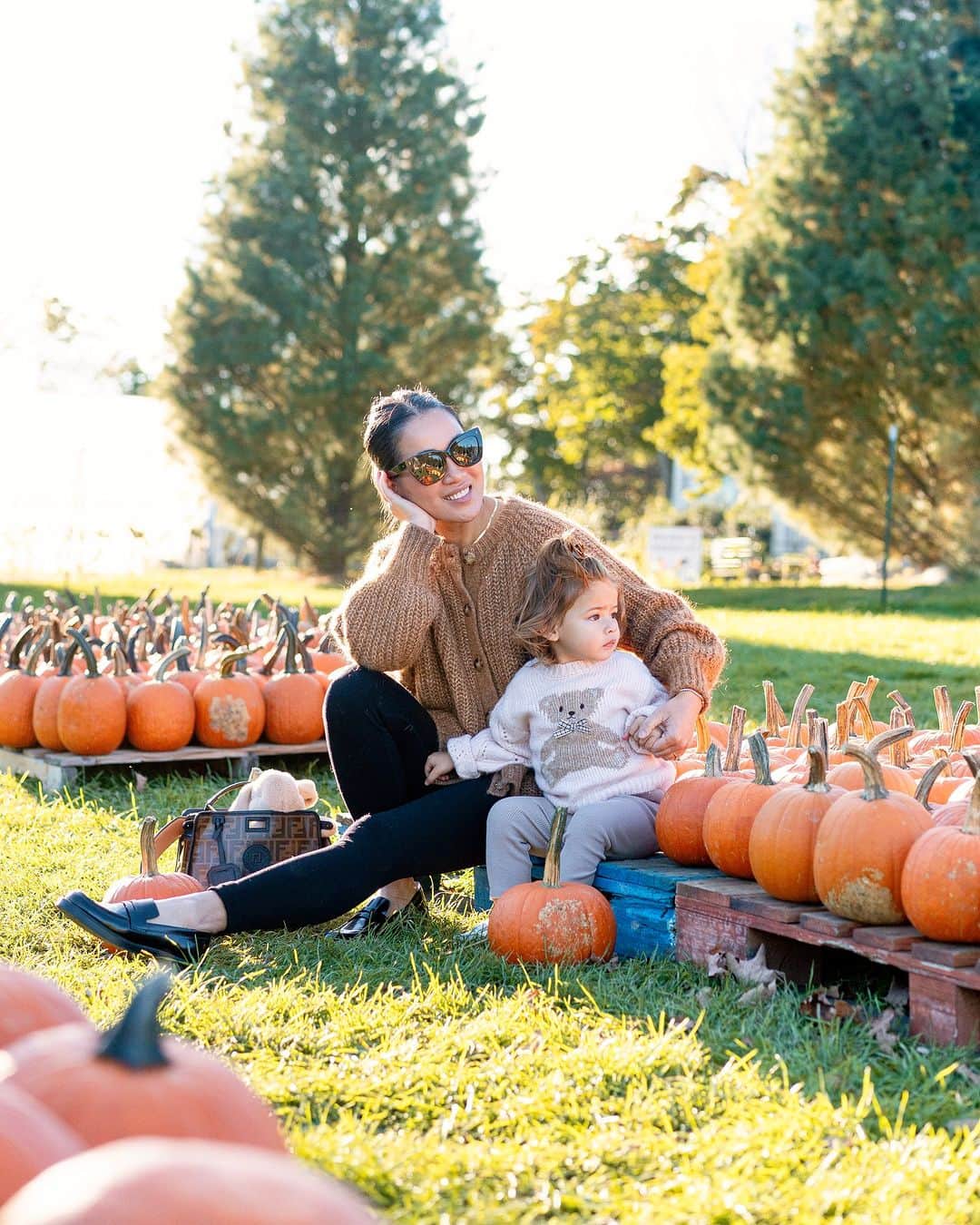 ウェンディー・グエンのインスタグラム：「Same place, a year apart 🍂🍁🎃 Then at 6 months old and now at 18 months old. Same inquisitive look, same bright smile 🥹」