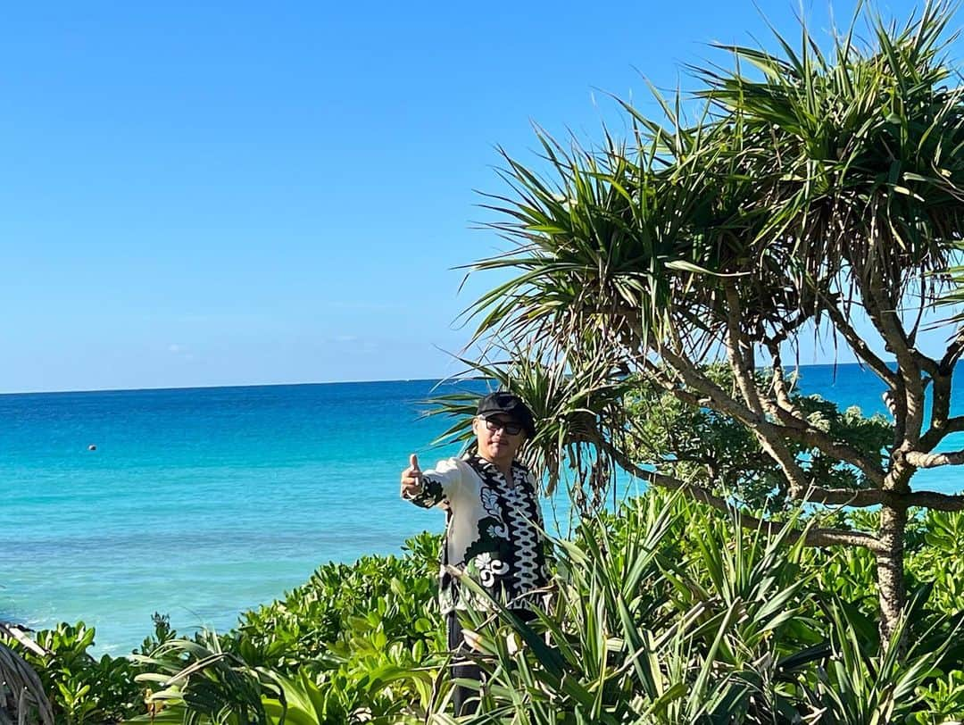 田代まさしさんのインスタグラム写真 - (田代まさしInstagram)「昨日、沖縄の宮古島のファンキーフラミンゴというライブハウスに出ているワンダラーズというシャネルズのコピーバンドのメンバーの誕生日のシークレットゲストとして出演してきました。 その会場の今までの記録を塗り替える１２００人を記録し、とてもシャネルズ愛を感じるメンバー達と共に楽しい時間を゙過ごすことが出来て、とても宮古島が好きになりました。やっぱり薬をやめ続けていればこんな素敵な瞬間に出会えるんだと改めて実感出来た一日でした。 ライブに出ていたあのビギンの島袋さんからも、一緒に写真を゙撮らせて頂き、初めて買ったアルバムがシャネルズのウイスキーアGO GOだと聞いて とても嬉しくなりました！ 宮古島の皆さんありがとう。  #宮古島#theonedallers#ケンボー誕生日おめでとう#田代まさし#マーシー」10月15日 0時09分 - marcys.official