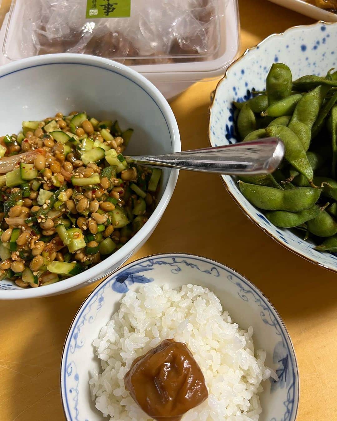 田中美佐子さんのインスタグラム写真 - (田中美佐子Instagram)「今日はカレー！  先日行ってきた人間ドックで体重を聞いてショックを受けた。 最近はほんとによく食べていたから反省。 なのにカレーを作ってしまった。 作りながらも反省して、納豆に野菜やらキムチやらたくさん入れて、ご飯にかけて食べる！と思いついてそれも作る。カレーはやめとこ！  そして、両方とも、食べる！ カレーはやっぱり美味い！  梅干しは先日取材してくださった月間「茶の間」様からいただきました。 この梅干し、ものすごく美味しいんです。説明できないくらい美味しいです。 日本茶にももちろん合うけど、おにぎりで食べたら本気で美味いです！ しょっぱくない！酸っぱすぎない！  月間茶の間のウェブショップを見つけたから、なくなったら買ってしまいそう！  うわ！夜中にカレー！ごめんなさい。 おやすみなさーい！  #カレー#納豆#ちょっとずつ痩せたい#でも食べたい#月間「茶の間」#お茶美味い！#梅干し美味い！」10月15日 0時12分 - tanakamisako_