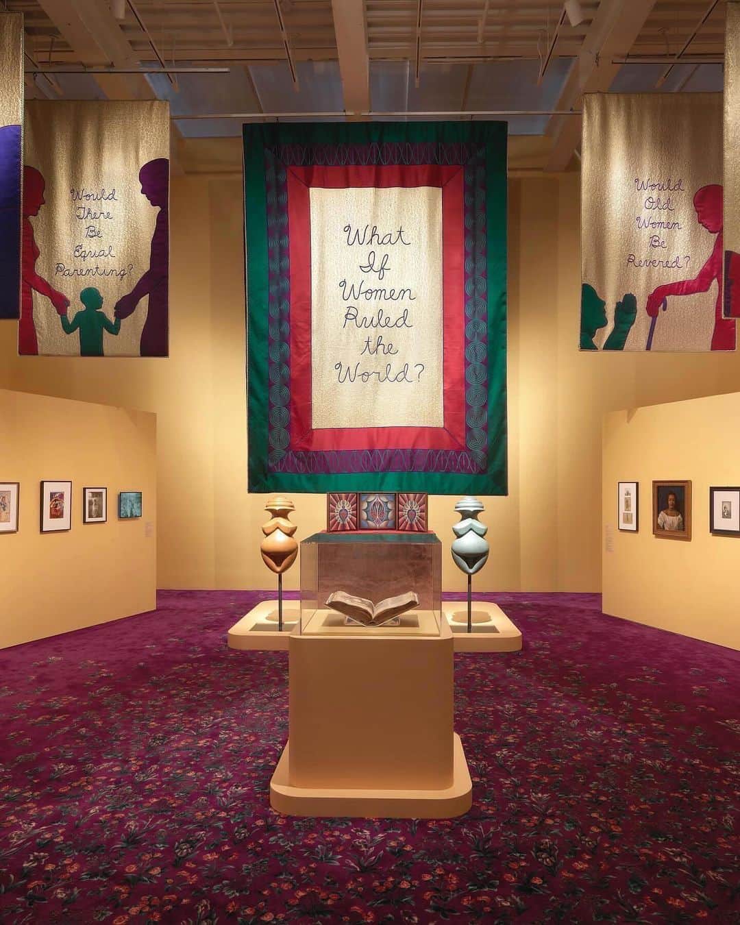 ニュー・ミュージアム・オブ・コンテンポラリー・アートのインスタグラム：「Now entering: "The City of Ladies"   On the Fourth Floor of "Judy Chicago: Herstory," a total installation featuring @judy.chicago's embroideries, sculptures, drawings, and carpet design simultaneously contextualizes the artist's practice and breaks the patriarchal art historical paradigm.   Bringing together artworks and archival materials from more than 80 women and genderqueer artists, writers, and cultural figures including—Hilma af Klint, Hildegard von Bingen, Claude Cahun, Elizabeth Catlett, Simone de Beauvoir, Artemisia Gentileschi, Emma Goldman, Frida Kahlo, Georgia O'Keeffe, Charlotte Salomon, Remedios Varo, and Virginia Woolf, among others—"City of Ladies" is a testament to Chicago’s manifold contributions as an activist, researcher, and cultural preservationist throughout her sixty-year career.  📸: Dario Lasagni & @lizlig  🖼️: "City of Ladies" artworks by Remedios Varo, "Papilla Estelar," 1958; Florine Stettheimer, "Portrait of Myself," 1923; Gluck, "Portrait of Miss E.M. Craig," 1920; Georgia O’Keeffe, "Black Iris," 1926; Hilma af Klint, "Group IX/UW, The dove, no. 2," 1915; Louise Nevelson, "Untitled," 1945; Maria Martins, "Boiuna," 1942; Elizabeth Catlett, "Nude Torso," ca. 1970; Barbara Hepworth, "Large and Small Form," 1945  #JudyChicago #JudyChicagoHerstory」