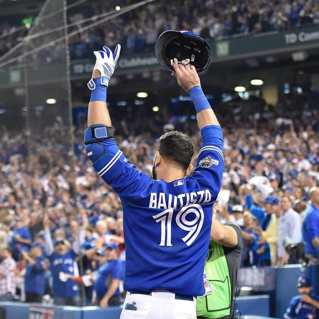 トロント・ブルージェイズさんのインスタグラム写真 - (トロント・ブルージェイズInstagram)「8 Years Ago Today: The Bat Flip Heard Around The World 🐐👑 #JoeyBats」10月15日 0時13分 - bluejays