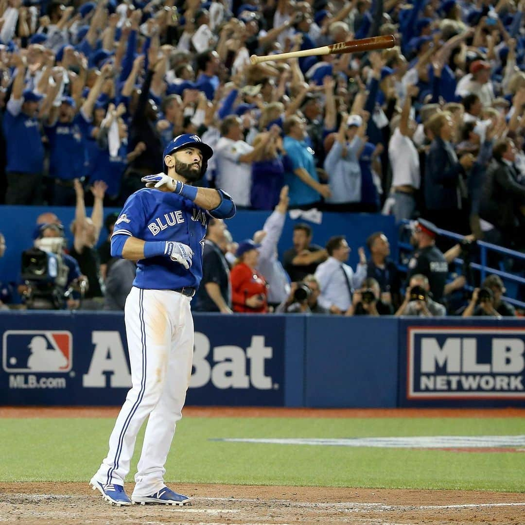 トロント・ブルージェイズさんのインスタグラム写真 - (トロント・ブルージェイズInstagram)「8 Years Ago Today: The Bat Flip Heard Around The World 🐐👑 #JoeyBats」10月15日 0時13分 - bluejays