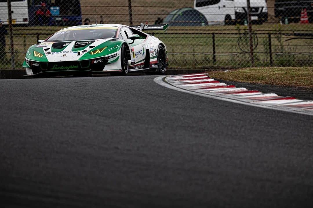 松浦孝亮のインスタグラム：「Super GT Rd.7 Autopolis QF P7 今日は久しぶりにQ1を担当しました。 チームメイトの坂口夏月は九州出身で、彼にとってのホームグラウンド。 Q1は卒なくこなしP5でQ2へ 坂口先生も、路温の下がった路面に苦戦しながらもなんとかP10で決勝のグリッドを獲得しました。 明日は450kmレースで、非常に長いオートポリスのレースになります。全力で頑張ります👍 #jloc #lamborghini #lamborghinihuracangt3 #supergt  #autopolis」