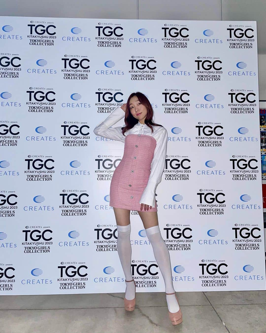 須田亜香里のインスタグラム：「2023年10月7日(土) 【 #TGC北九州 】 @tgc_staff  会場や配信で応援してくださった皆様、ありがとうございました🥰  初の東京ガールズコレクションでのランウェイをクレイツ( @createion )さんのステージで叶えていただき、とっても幸せな時間だった…🌸 クレイツさんのヘアアイロンはアイドルになってからずっとずっとお世話になっていたので、感慨深いです。 艶々の巻き髪をお守りに楽しく歩かせていただきました。 ありがとうございました😌💕  しかし、32歳を目前にして大勢の方の前でニーハイソックスにミニスカートで立たせていただくことになるとは。 これからもそう在れるよう頑張りたいと思いました🫠💕  と、バタバタし過ぎて1週間越しの投稿になりましたと😇」