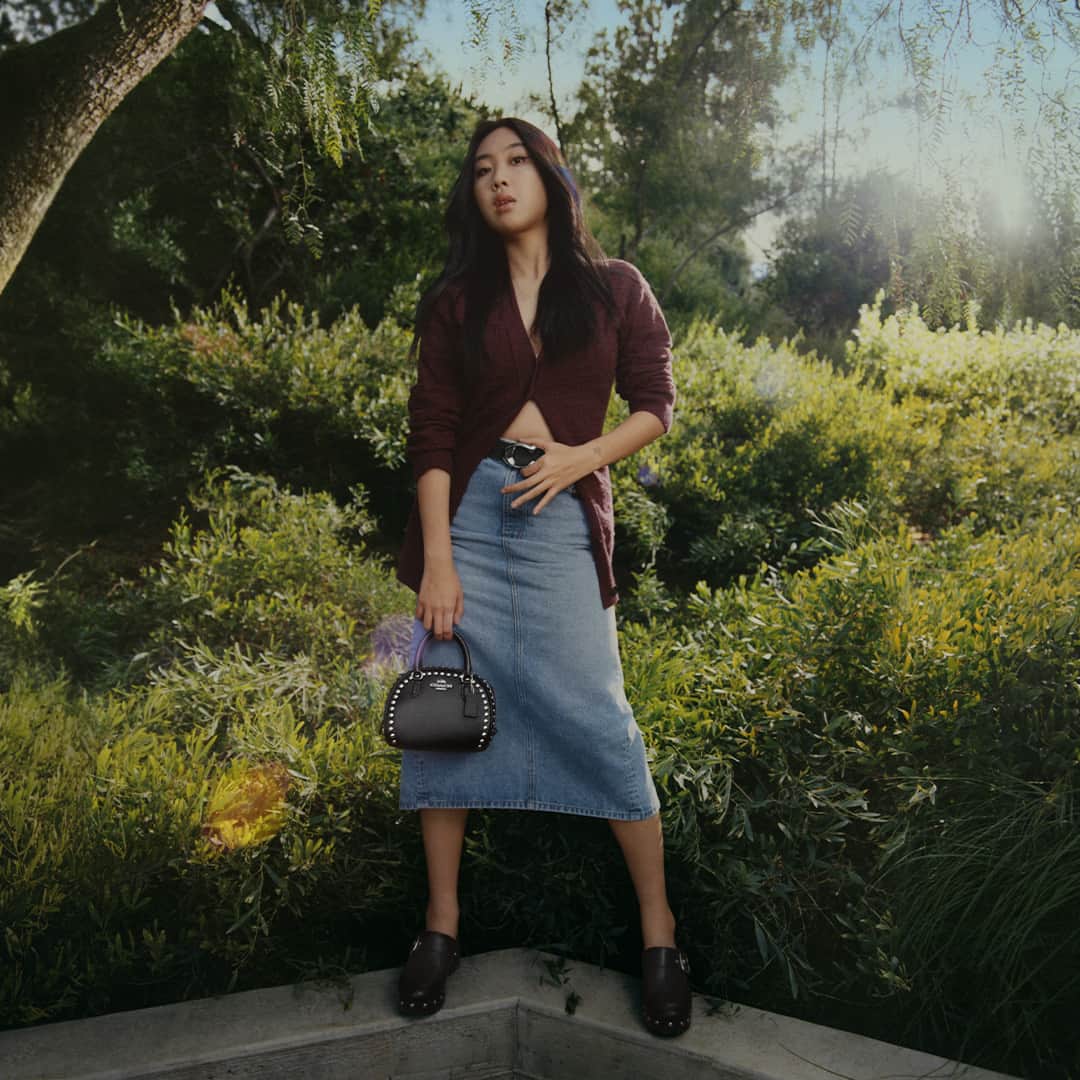 コーチのインスタグラム：「Nature walks are the new runway walks. (FYI if you didn’t know.) 🏞️ Link in bio to pick up #YoungjiLee’s Sydney Satchel.  #WearYourShine. Our Fall 2023 story is a call to resist your inner critic and show your most confident self.  Photographer: @joshuawoods Stylist: @gabriellak_j Production design: Christian Stone Hair: @owengould Makeup: @hollysilius Nails:  @ronnajones  #CourageToBeReal #CoachOutlet」