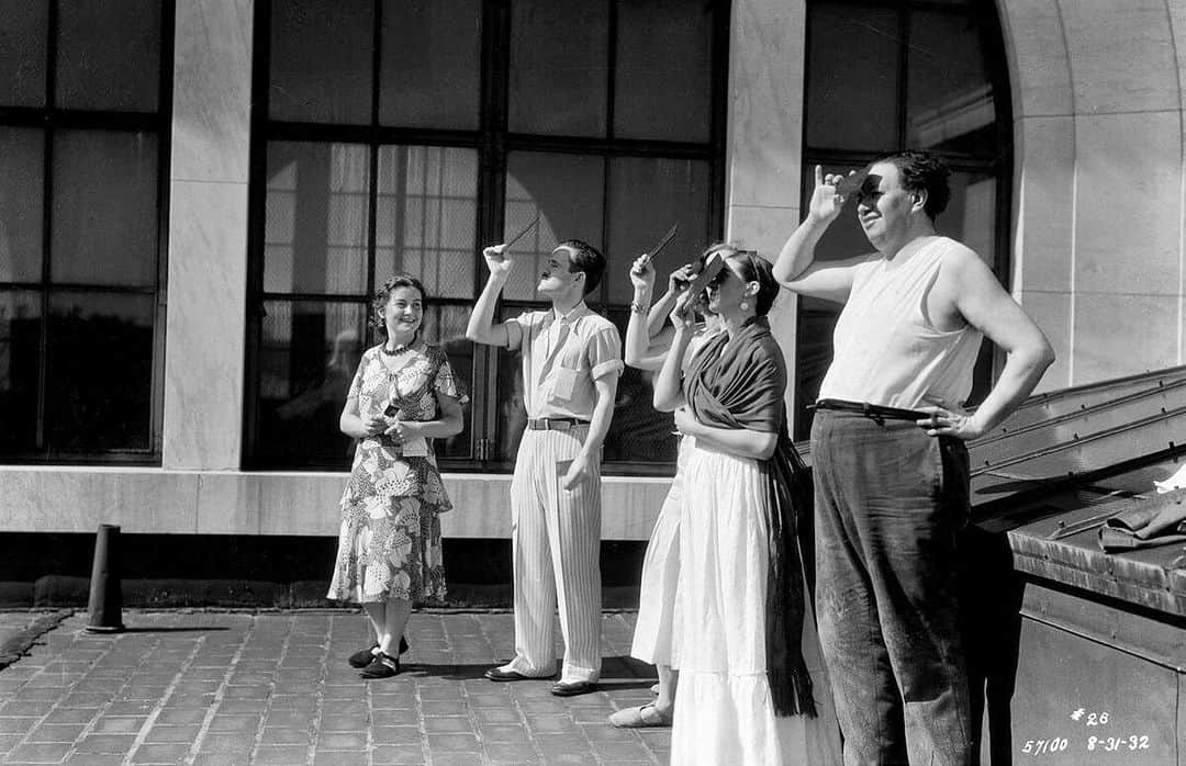フリーダ・カーロ記念館のインスタグラム：「𝟵𝟭 𝗮ñ𝗼𝘀 𝗱𝗲𝘀𝗽𝘂é𝘀 𝘀𝗲 𝗿𝗲𝗽𝗶𝘁𝗲 𝗲𝗹 𝗺𝗼𝗺𝗲𝗻𝘁𝗼 𝗱𝗲 𝘂𝗻 𝗺á𝗴𝗶𝗰𝗼 𝗲𝗰𝗹𝗶𝗽𝘀𝗲.   En 1932, #FridaKahlo 🌺 y #DiegoRivera🐸, acompañada de Lucienne Bloch, Arthur S. Niendorf, Joan Wight fueron testigos desde el techo del Instituto de las Artes de Detroit de un fenómeno tan especial como el que hoy revivimos.   Mientras Diego Rivera, patrocinado por Edsel Ford, trabajaba apasionadamente en sus frescos, mostrando la fuerza del obrero en la industria automotriz, un eclipse solar sellaba aquel momento en la historia. 🌘  Hoy al visitar la #CasaAzul 💙 o el #Anahuacalli 🪨, al mirar al cielo y presenciar este fenómeno astronómico, recuerda ese encuentro entre arte, industria y amor bajo la sombra de un eclipse.   #Eclipse 🌒  📷 Autor desconocido, (De izquierda a derecha) Lucienne Bloch, Arthur S. Niendorf, figura no identificada, Joan Wight, Frida Kahlo y Diego Rivera observando un eclipse solar desde el techo del Instituto de Artes de Detroit, Detroit, Michigan, 31 de agosto de 1932. Archivo Instituto de Artes de Detroit. ©️ Detroit Institute of Arts.」