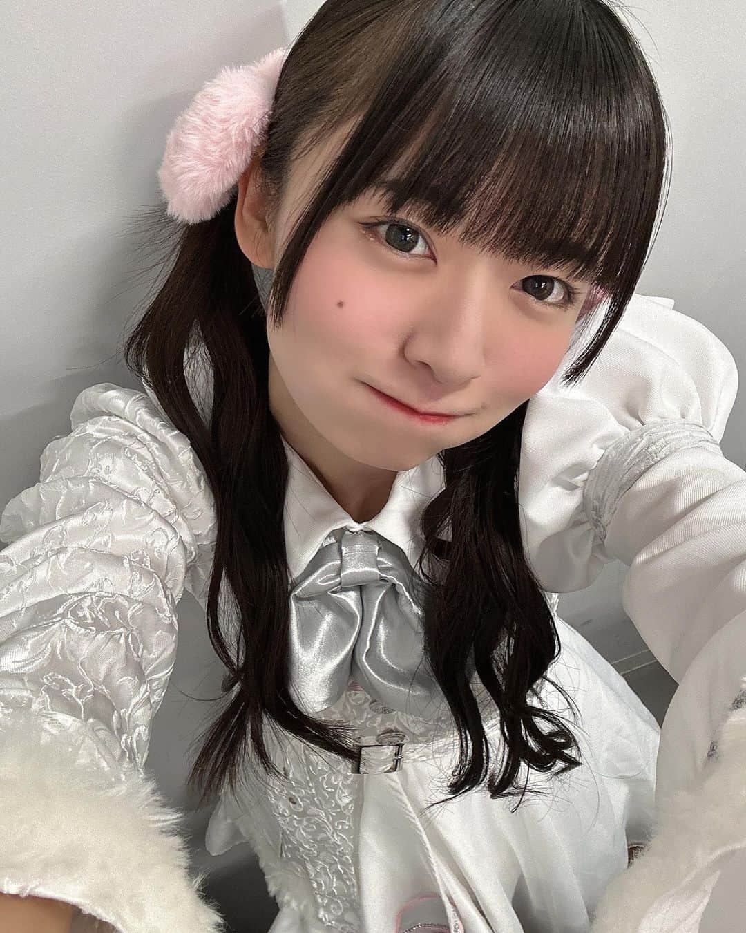 橋本美桜のインスタグラム：「モコモコの衣装に合うモコモコのピンクリボン見つけたのでつけたら思った以上にアイドルだった。🎀」