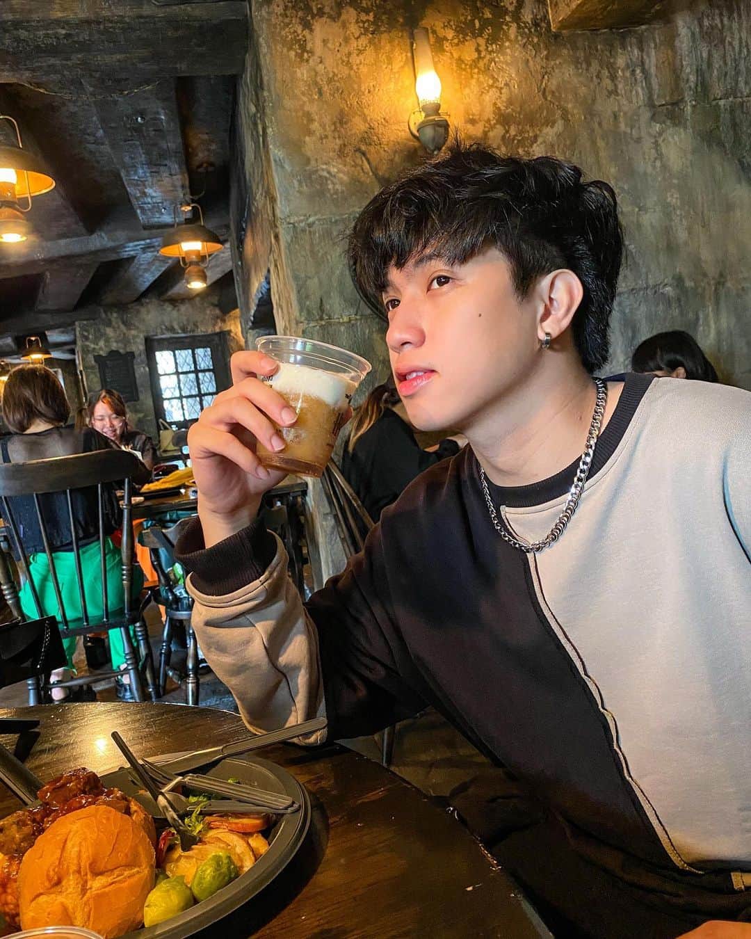 Ranz Kyleのインスタグラム：「Just having a butter beer 🍻」