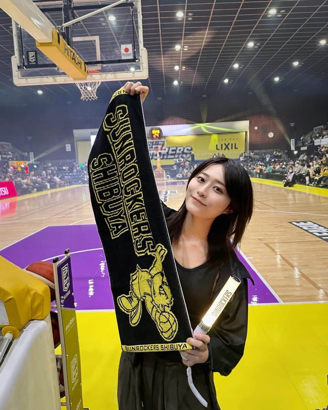 彩雪のインスタグラム：「今日はバスケ観戦⛹️‍♀️ サンロッカーズ渋谷 vs 琉球ゴールデンキングス  の試合を見てきました！！ サンロッカーズのHOMEの開幕戦。ものすごく楽しい試合でした。両者ともに強かった、、、！ 新戦力が加わった渋谷、最高のエネルギーで明日も戦ってほしい！今季もどんな試合を見せてくれるのかワクワクです🏀  あと、サンディーくん(@36sundy )めっちゃ推し！笑 グッズ良すぎてたくさん買ってしまった😂  #サンロッカーズ渋谷 #bリーグ #sunrockers #bleague#バスケ観戦#バスケ好き」