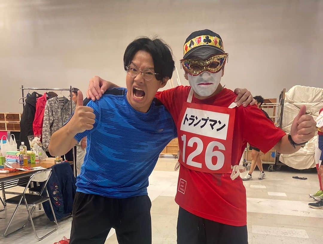 亜生さんのインスタグラム写真 - (亜生Instagram)「オールスター感謝祭。 赤坂ミニマラソン 亜生vsトランプマン因縁のライバル対決は痛み分けの引き分けに終わりました。  #トランプマンさん #好敵手 #始まる前からお互いバチバチ #1周目はトランプマンのペース #かなり速い #お互い様子をうかがっていた #結構な駆け引きが繰り広げられるが #なんとかトランマンの後ろにピッタリついていけた #2周目にトランプマンを引き離そうと僕はギアをあげた #その差は40メートルは開いたが #心臓破りの上り坂で #気がつくと僕の後ろにピッタリとトランプマンがいた #恐るべしトランプマン #そのまま同着足切りゴール #その瞬間 #僕とトランプマンは #スラムダンクの桜木と流川みたいにハイタッチした #僕らはまた来年の春にここで戦うことを誓った #来年の春また赤坂で熱い戦いが待ってます」10月15日 0時30分 - aseihurricane