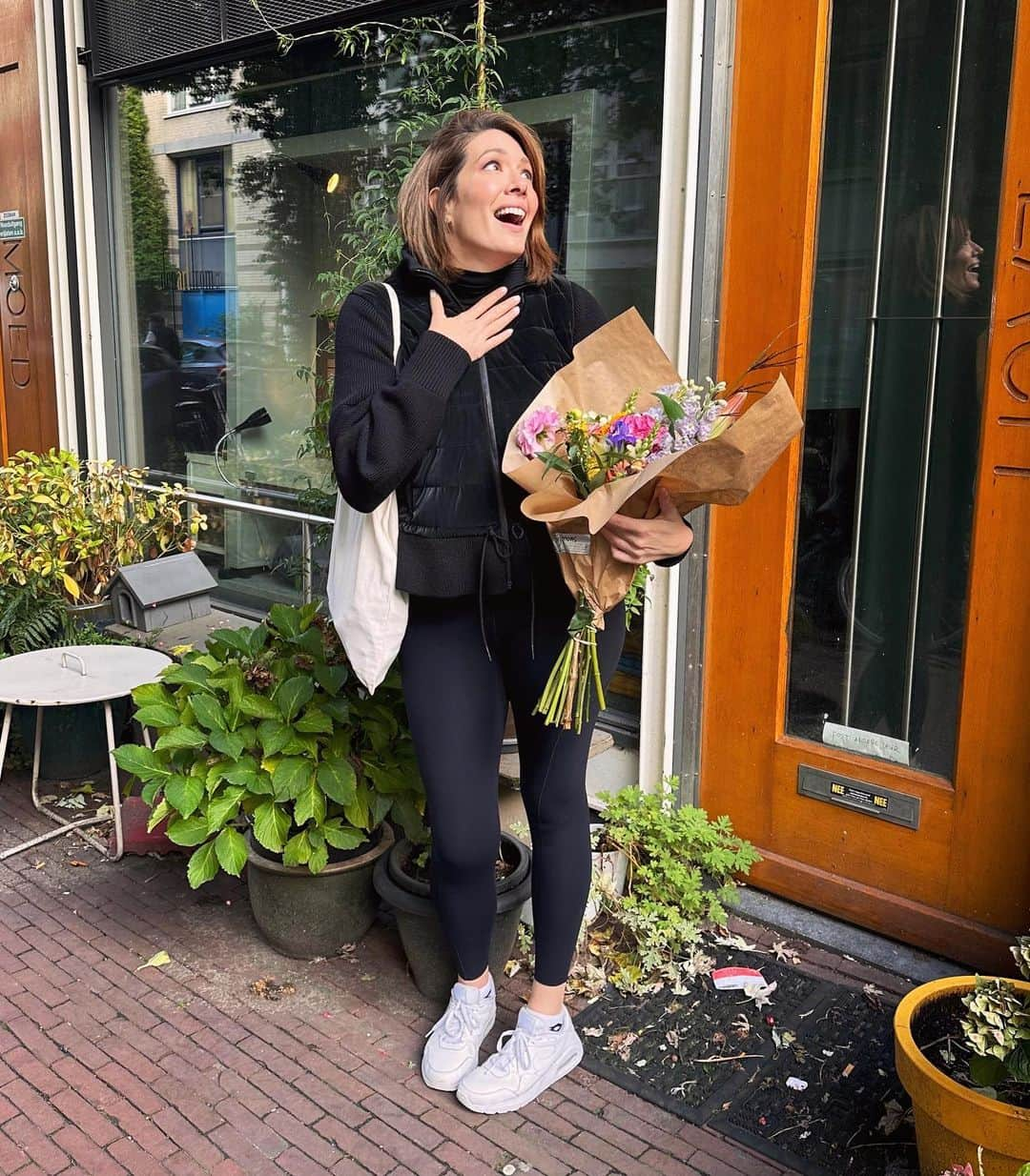 ミッチェル・コリンズのインスタグラム：「Today in an effort to feel something I (finally) got a bike and stopped for a bouquet of flowers. It sort of worked? Only one guy cursed at me (less than usual.)」