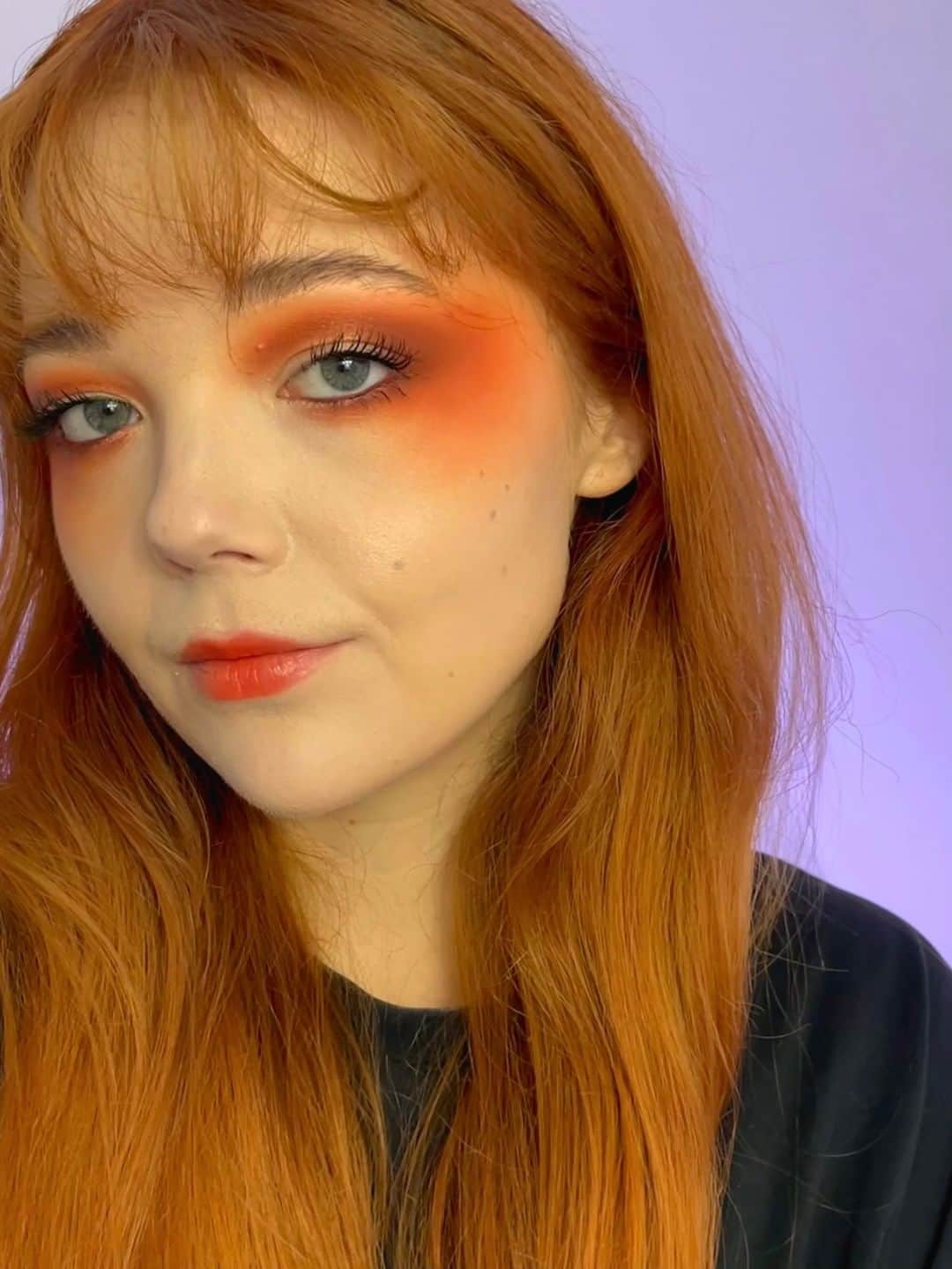 のインスタグラム：「Qui dit automne dit #PumpkinSpice makeup ! 🍂  Pour reproduire ce look aux tons chauds et orangés, suivez le pas-à-pas de notre Makeup Artist @sophiecoulon_   Commentez avec un 🧡 si ce maquillage est fait pour vous.  Produits utilisés : ✨ Palette Connect In Colour - Future Flame  ✨ Powder Kiss - Resort Season  ✨ Squirt Plumping Gloss - Simulation   #MacCosmetics #MakeUpLovers #FallMakeUp」