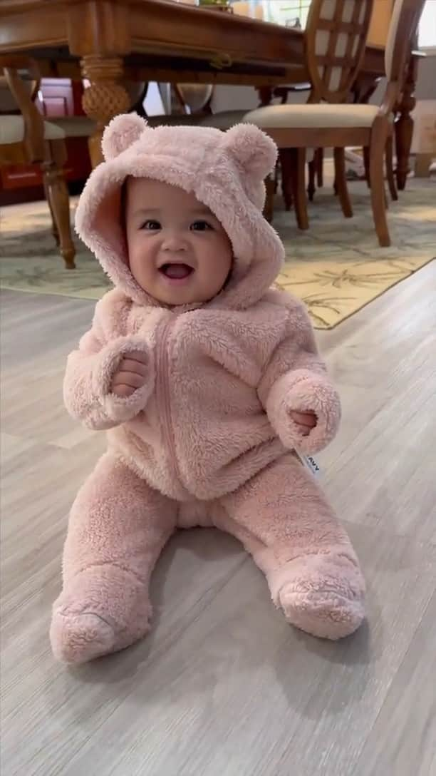 Old Navyのインスタグラム：「wait for the fuzzy surprise 🐻  #spottedinoldnavy 💗 shannataparra on tt  #babygirlclothes #pinkaesthetic #adorable」