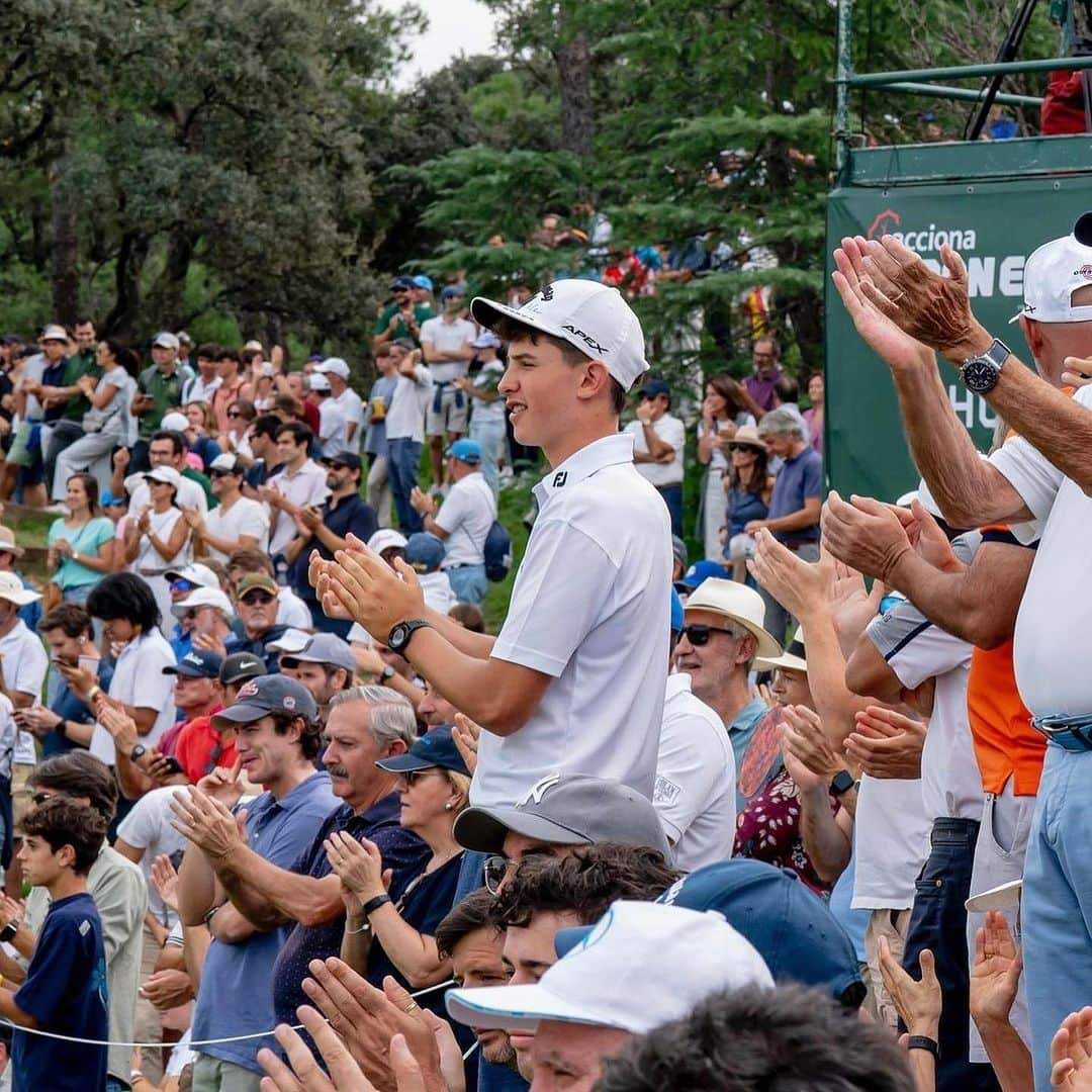 ジャスティン・ローズさんのインスタグラム写真 - (ジャスティン・ローズInstagram)「They say two pairs of eyes are better than one on the greens… well that’s not true!! 🤣  Really enjoying the @accionaopen and the Spanish fans have been fantastic… 👏🏼 Hoping for a super low Sunday!」10月15日 0時35分 - justinprose99