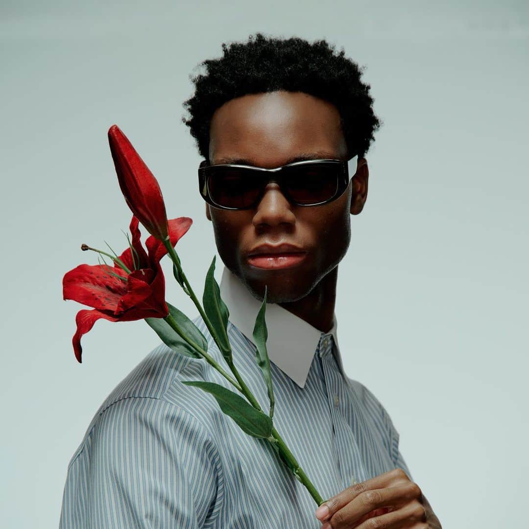 ジーエルシーオーのインスタグラム：「Punctuated by six pins, Laguna blends seamlessly from front to side with continuous lines and surfaces at every angle. Large bevels and thick temples give this unisex frame a feeling from the past and future.」