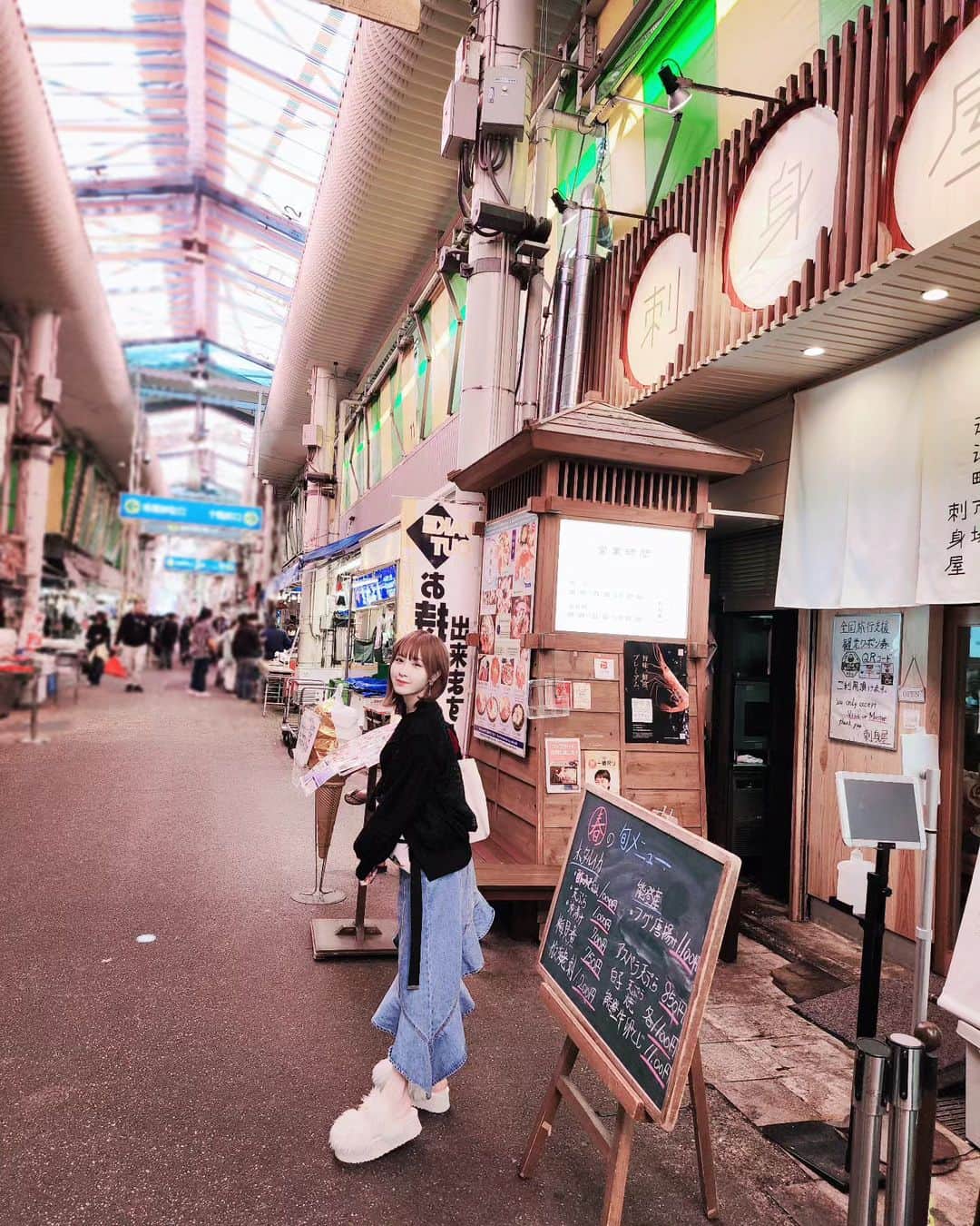 小田桐奈々のインスタグラム：「いつかの写真📷  金沢の近江町市場です🐟（奈々）」