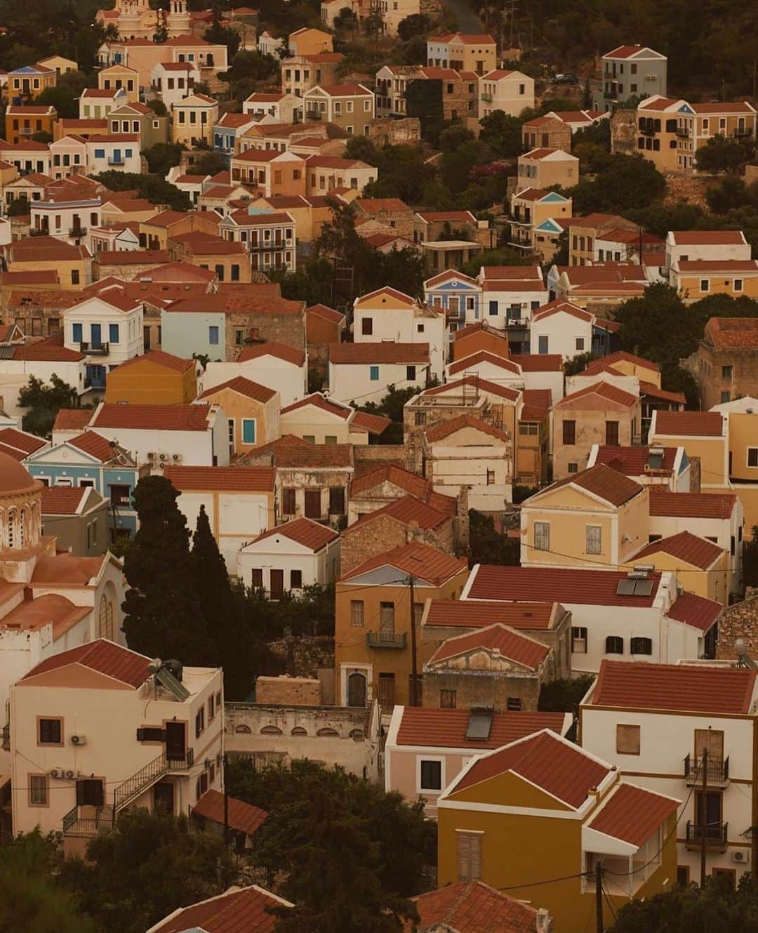 アンシャングリークのインスタグラム：「Exploring Kastellorizo’s enchanting streets and embracing its effortless elegance.  #AncientGreekSandals #AGS #Greece #SeptemberinKastellorizo #handmadeingreece」