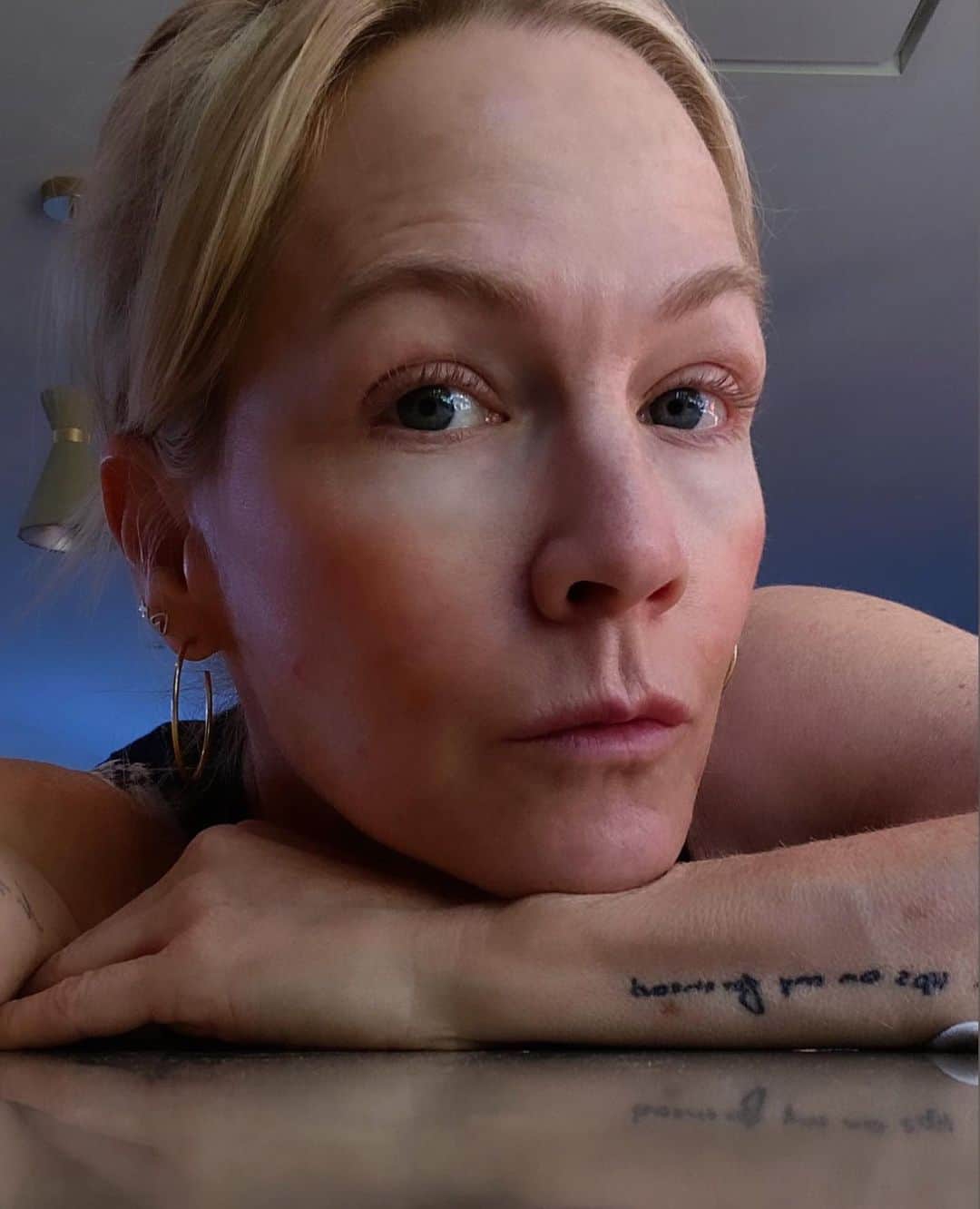 ジェニー・ガースのインスタグラム：「I know it’s so hard seeing all that’s going on. I feel helpless and a terrible heaviness in my heart.  The things that are happening to  civilians, the children…it’s incomprehensible💔 So many innocent victims on both sides of this conflict. I pray that peace and compassion can prevail to ease the suffering of anyone that has been swept up in this tragic situation.  🖤JG  Use your voice for #peace」