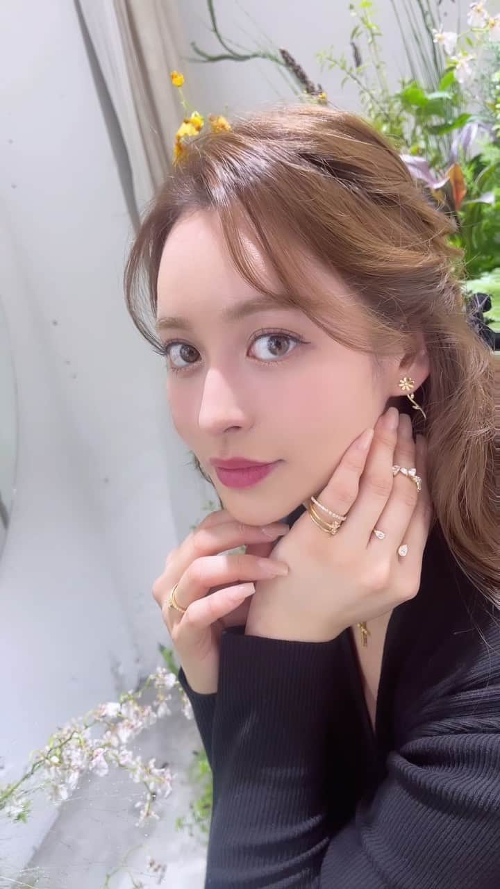 野崎萌香のインスタグラム：「@pensees_jewelry パンセの受注会にて💎  明日が最終日です🌞🌷✨  10.15 (Sun) 11:00-19:00  PLACE 〒107-0062 東京都港区南青山5-15-9 フラット青山101号室 https://maps.app.goo.gl/DDnbXk5VgV4QGLoGA?g_st=il  東京メトロ銀座線・半蔵門線・千代田線 表参道駅から徒歩7分  https://pensees-jewelry.com/  是非是非遊びに来てください☺️  どなたでも来て頂けます✨🫶  #jewelry」