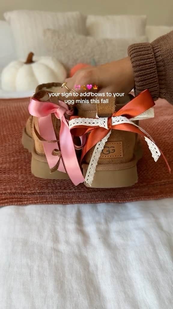 アグのインスタグラム：「You could say we’re obsessed with the 🎀 trend by @mel.amartinez   What’s your go-to bow color combo?   #UGG #UggBoots #UggPlatforms」