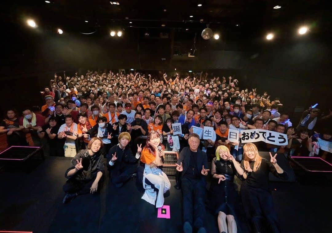 亜咲花のインスタグラム：「遅くなったけど。 改めてバースデーライブありがとうございました！！  12/31(日)カウントダウンライブの開催も決定！！(会場大慌てで探してます) みんな遊びにきてね！」