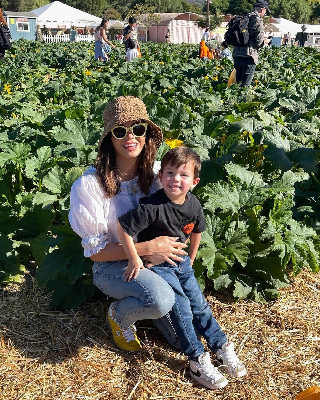 ジェナ・ディーワンのインスタグラム：「The season is pumpkin patch 🍁」