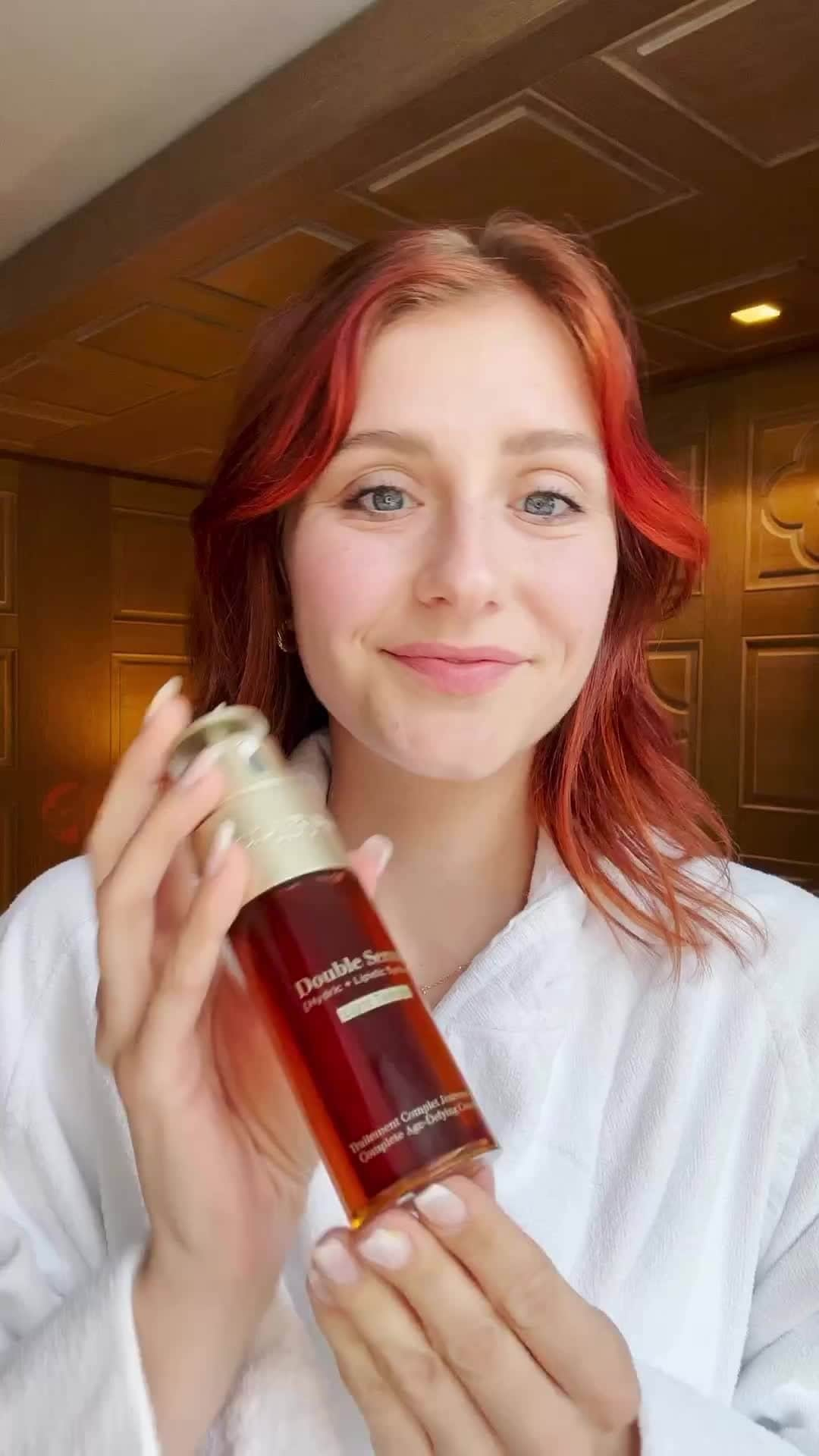 Clarins Middle Eastのインスタグラム：「روتين لكل نوع من أنواع البشرة يوفر الترطيب!⁣ 🩵 يحتوي دبل سيرم الخفيف على 21 مستخلصًا نباتيًا لجميع أنواع العناية بالبشرة ضد الشيخوخة⁣ 🩵 كريم هيدرا-إيسنشال النهاري غني بحمض الهيالورونيك للترطيب الشديد⁣ 🩵 بلسم الشفاه من هيدرا-إيسنشال يرطّب شفاهك على الفور⁣ ⁣ متوفر في كلارنس بوتيك ومتاجرنا الالكترونية (الروابط في البايو)⁣⁣⁣⁣⁣⁣⁣⁣⁣⁣⁣⁣⁣⁣⁣⁣⁣⁣⁣⁣⁣⁣⁣⁣⁣⁣ ⁣ A routine for every skin type that delivers on hydration!⁣ 🩵 Double Serum Light Texture has 21 plant extracts for all round anti-ageing care.⁣ 🩵 Hydra-Essential Day Cream is enriched with Hyaluronic Acid for intense moisture.⁣ 🩵 Hydra-Essential Lip Balm instantly plumps with moisture⁣ ⁣ 📸 @wakeaway_⁣ ⁣ ⁣Available at Clarins boutiques and on our e-stores (links in bio)⁣⁣⁣⁣⁣⁣⁣⁣⁣⁣⁣⁣⁣⁣⁣⁣⁣⁣⁣⁣⁣⁣⁣⁣ ⁣ #Clarins #ClarinsME #SkinCare #SelfCare #Beauty #DoubleSerumLight #HydraEssential #Skincare #كلارنس #العناية_بالنفس #هيدرا_إيسنشال #دبل_سيرم_الخفيف」