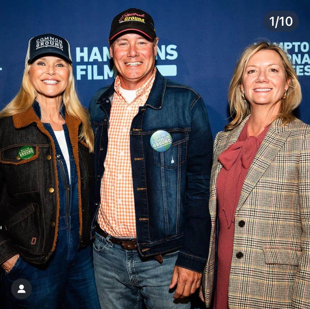 のインスタグラム：「Everyone needs to see this film. @commongroundfilm If it doesn’t come to your theater, ask for it,because it has the power to save our beautiful Mother Earth! It will show you why it’s imperative you #boycottmonsanto and the poisons that are not just killing pests but us too… and how Regenerative ag can save the family farm and help them profit from their hard work again too! Regenerative Ag practices increase the soils capacity to grow healthier produce while absorbing more carbon from our environment!!! All the information is delivered in an easy to understand way, with beautiful footage, articulate and passionate,farmers and activists, and I think it will also inspire each and everyone of us to look at our own little patch of earth, no matter how small, and inspire us to want to maintain it responsibly. For  instance I have re-wilded my organic lawn simply by not mowing and it’s beautiful! It also uses less energy and water and supplies much needed habitat for pollinators flora fauna and insects ..all things we need to preserve nature’s balance.  @commongroundfilm is a must see film and you’ll love watching it and you will love  how inspired motivated and hopeful you ‘ll  feel leaving the theatre! Thanks for the tips @farmgreen13 I’m starting my cover crop this week! 💚♻️🌱 #soil #climateaction #regenerativeagriculture #climatechange」