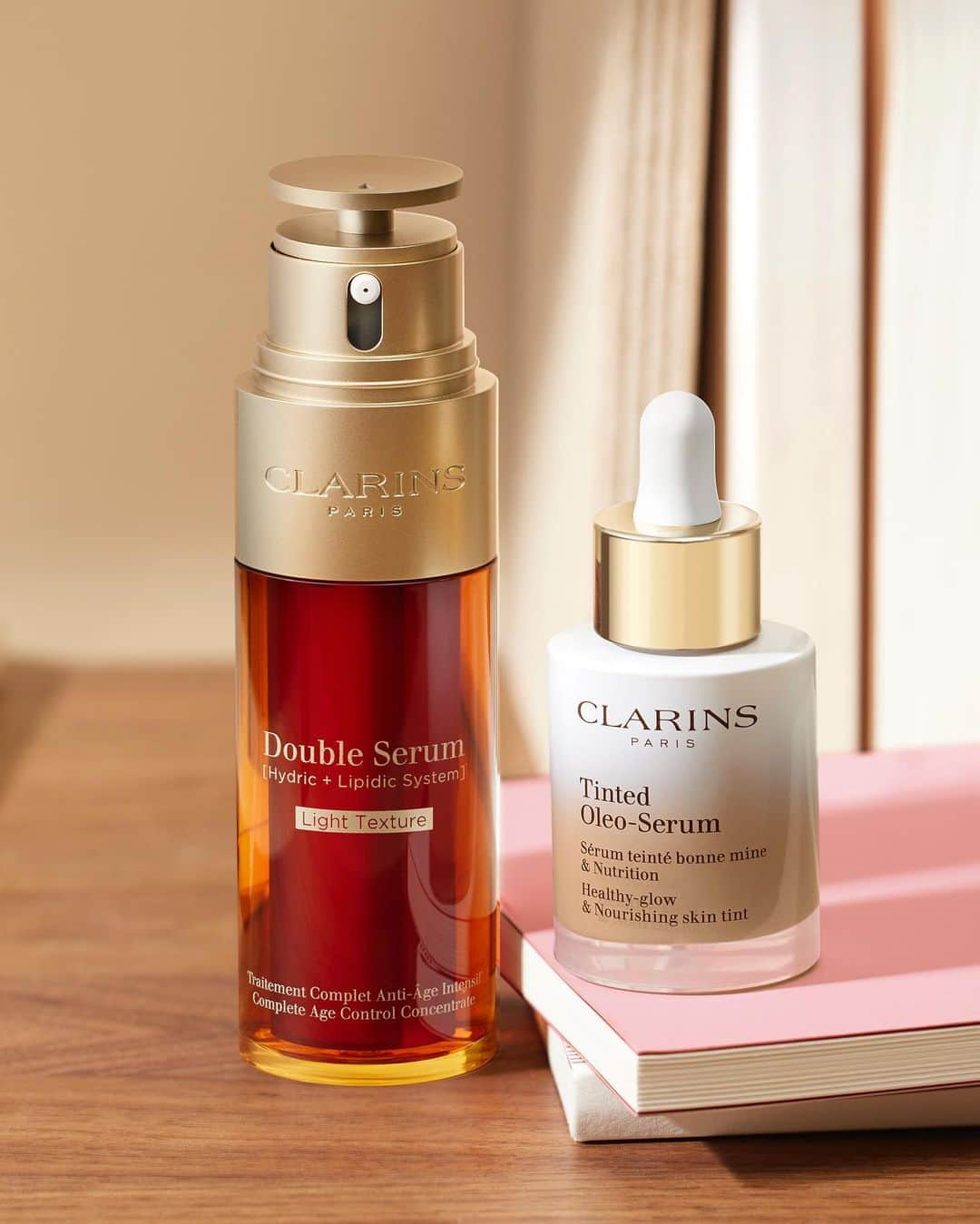 Clarins Canadaのインスタグラム：「The Tinted Oleo-Serum is a treat for all the senses ✨  ✔ an ultra-fluid texture with a dry-oil finish ✔ bare-skin effect and a shine-free glow ✔ a light fragrance, for a moment of relaxation  Use it with a drop of Double Serum or Double Serum Light for a double dose of radiance!  __________ Le sérum teinté Tinted Oleo-Serum multiplie les avantages ✨  ✔ une texture ultra-fluide avec un fini huile sèche ✔ un effet peau nue et un éclat sans brillance ✔ un parfum léger, pour un moment de détente  Combinez le avec une goutte de Double Serum ou de Double Serum Light pour une double dose d'éclat ! . . . #ClarinsTintedOleoSerum #FlawlessComplexion」