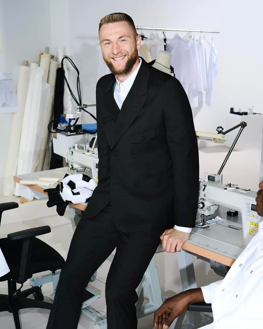 クリスチャンディオールさんのインスタグラム写真 - (クリスチャンディオールInstagram)「Dior unveils its latest outfits for @PSG, marking two years as the football team's official tailor. In the House's atelier, players @KangInLeeOficial, @Kimpembe3, @MilanSkriniar, @NordiMukiele and @AchrafHakimi are kitted out in exclusive new #PSGxDior designs by @MrKimJones in shades of black, blue and gray. Polished double-breasted suits embodying #DiorSavoirFaire feature lapel pins embellished with the founding-couturier's initials, while a sporty Harrington-style jacket has a more relaxed vibe for off-pitch wear. © @TillJanz」10月15日 1時01分 - dior