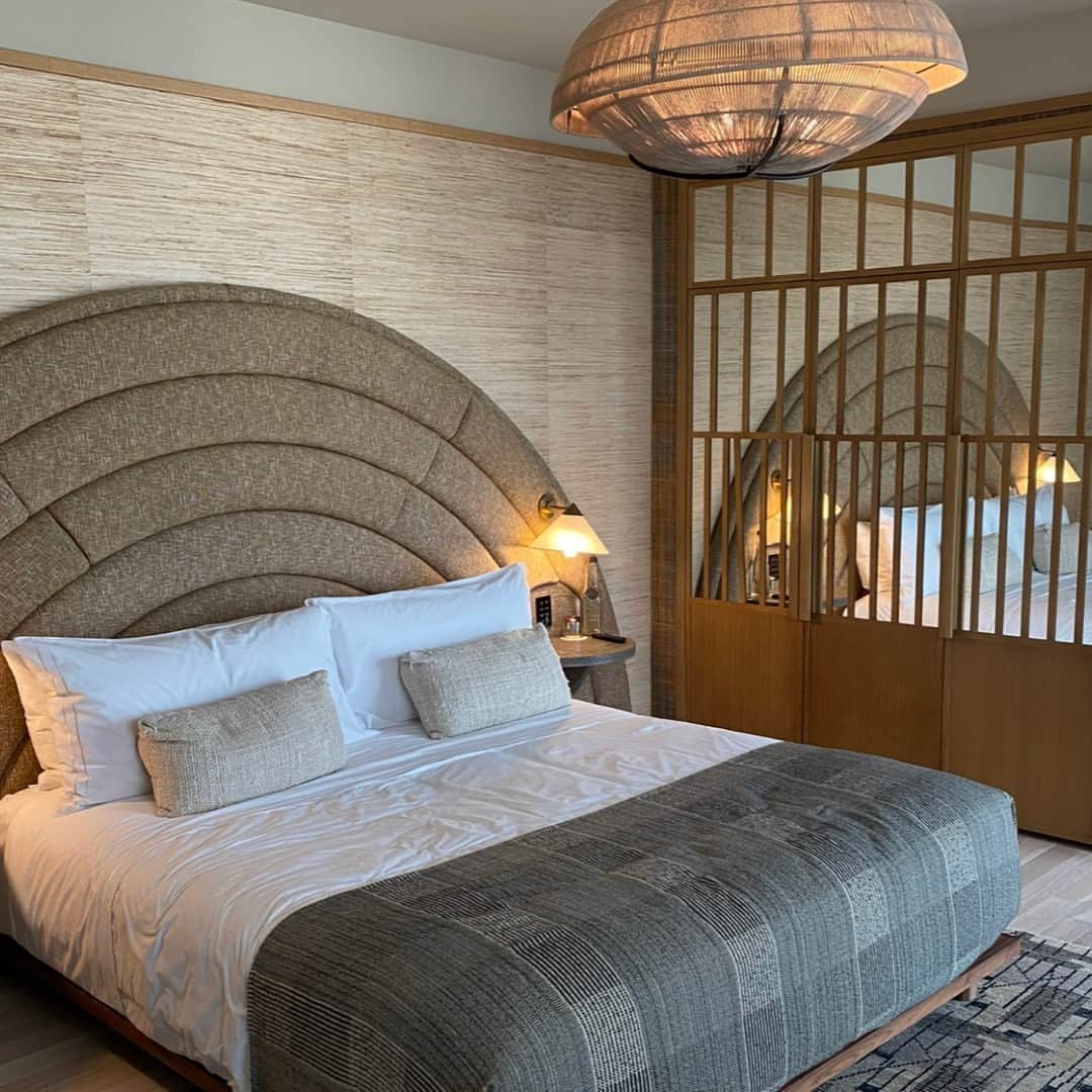 DAILYLOOKのインスタグラム：「Weekend staycation, anyone? #staycation」