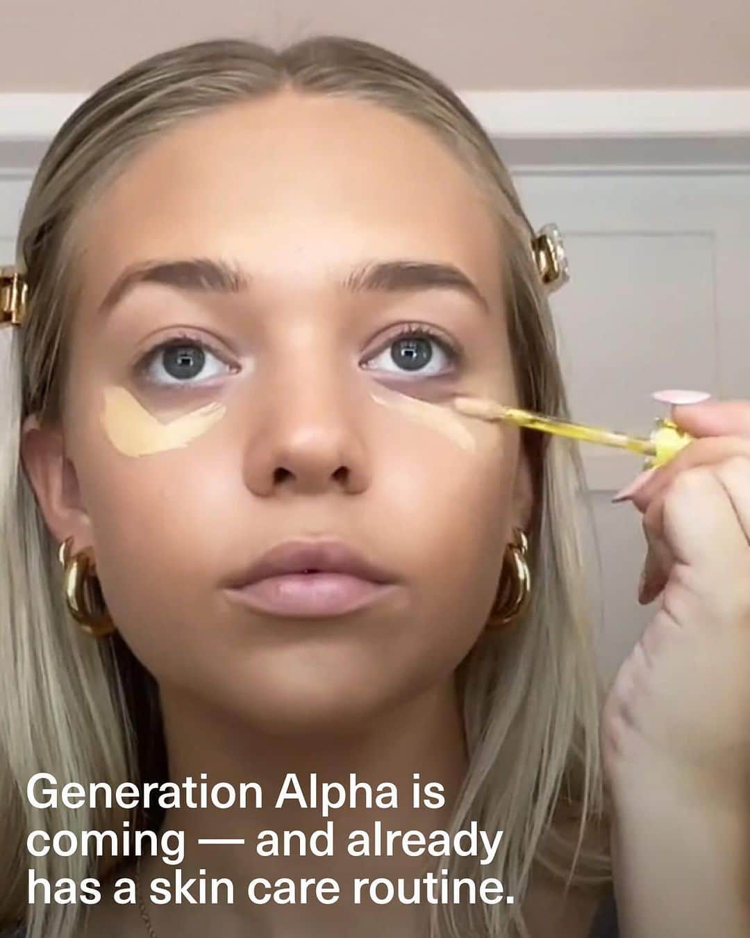 ELLE Magazineさんのインスタグラム写真 - (ELLE MagazineInstagram)「At 10 years old, North West posts TikTok videos of her beauty routines. Ayesha Curry's 11-year-old daughter, Riley, has a full skincare regimen. The teens and pre-teens of Generation Alpha grew up on #GetReadyWithMe videos, and they're mastering hyaluronic acid and algebra all at the same time. Head to the link in bio for more on Gen Alpha’s new love.」10月15日 1時02分 - elleusa