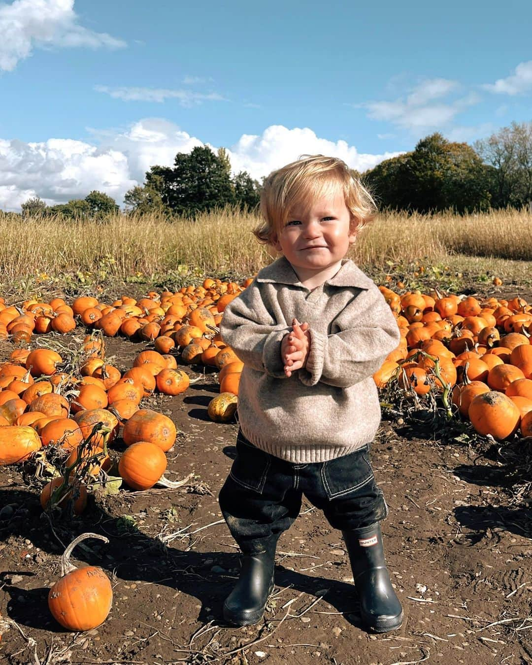 ロッティー・トムリンソンのインスタグラム：「pumpkin picking with my little people🧡」