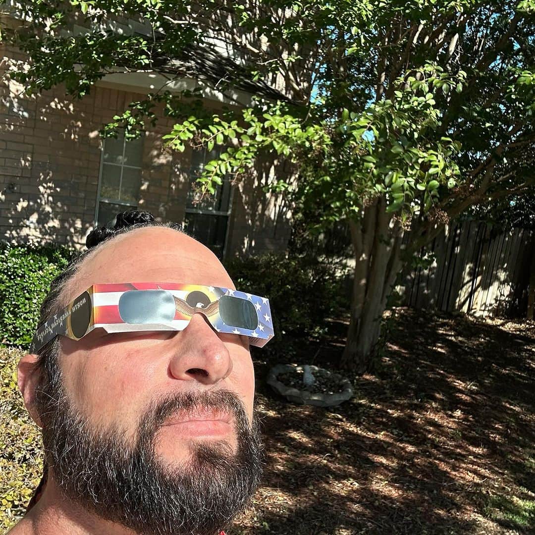 ランス・アーチャーさんのインスタグラム写真 - (ランス・アーチャーInstagram)「I look silly. But still cool to be able watch an #solareclipse happen.」10月15日 1時09分 - lance_hoyt