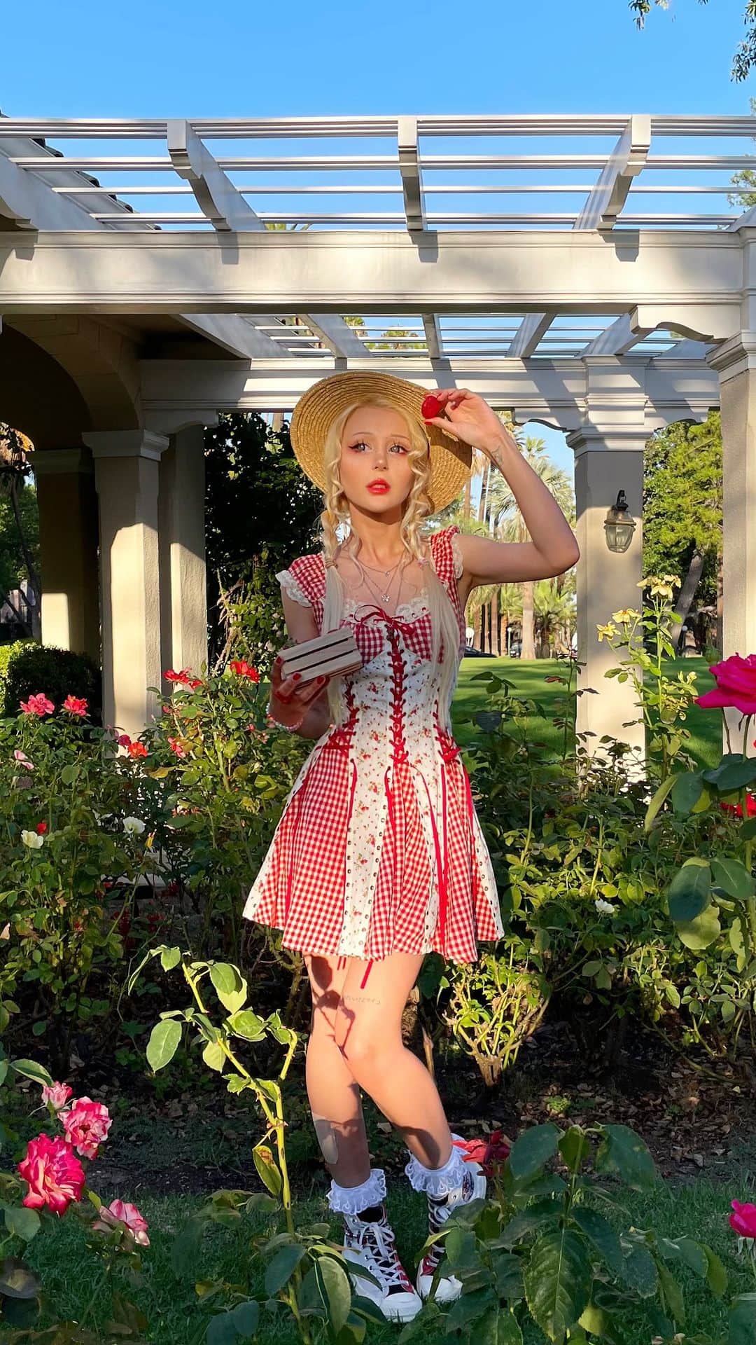 アナスタシア・スファギナのインスタグラム：「❀。• *₊°。 ❀°。 My new eye lenses from @pinkyparadisedotcom 😶  #realbarbie #reallifedoll #reallifeanimedoll #reallifedoll #makeuptutorial #anastasiyashpagina #anastasiyashpaginamakeup #dollmakeup #halloween #lenses #contactlenses」