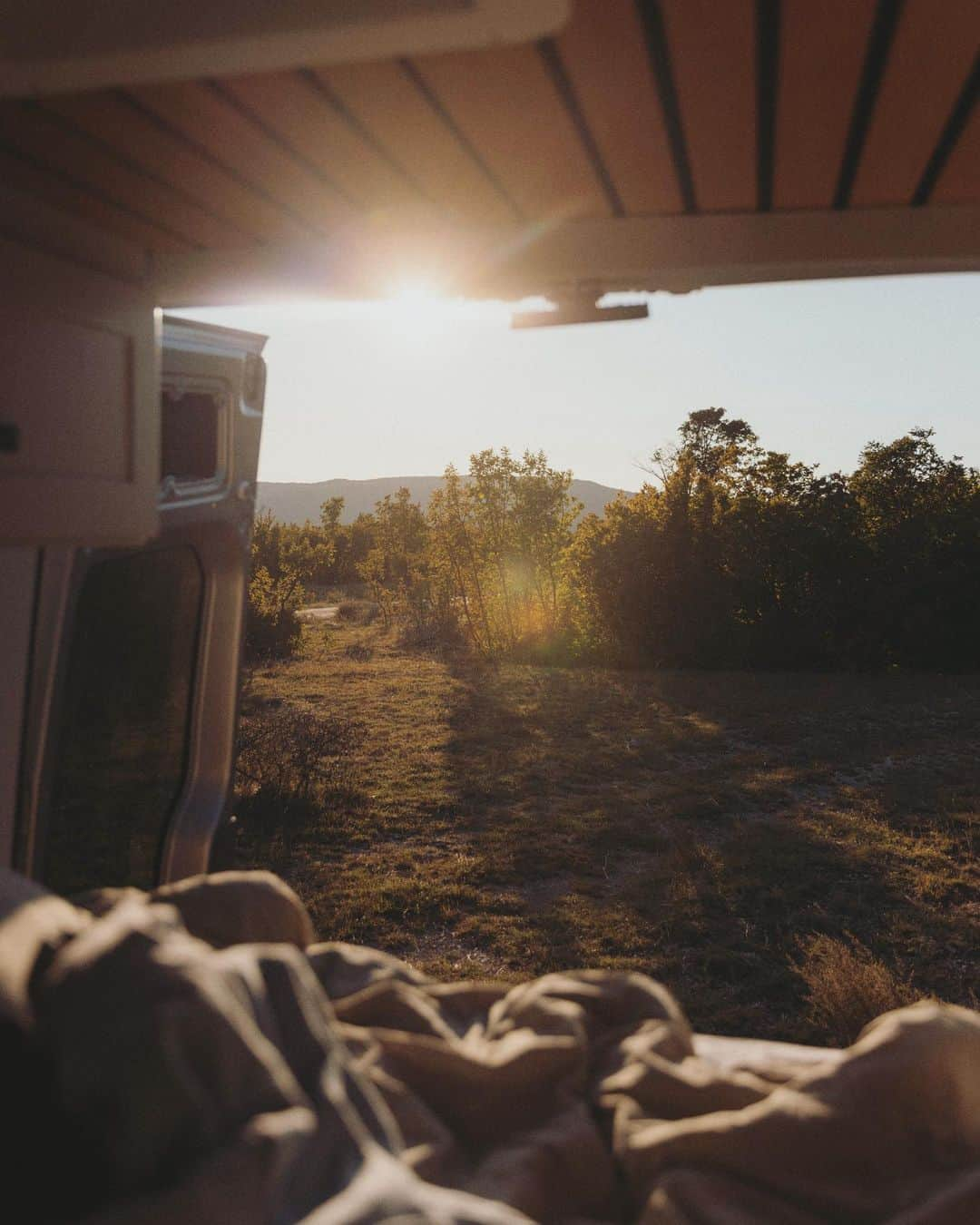 リサンネ・デ・ウィッテさんのインスタグラム写真 - (リサンネ・デ・ウィッテInstagram)「A little bit of wild camping in Croatia 🇭🇷  📍Dinara Mountain, Croatia  📸: @danvernonphoto」10月15日 1時29分 - lisannedewitte