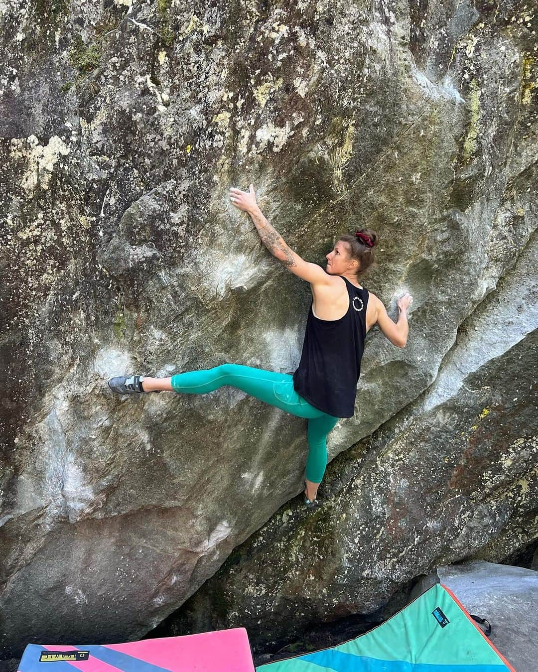 カロリーネ・ジンフーバーのインスタグラム：「🥊 BODYCOUNT 8A/+ still waiting for these ‚good conditions‘ 🍂🧤happy times with good company @leonard.moser @luki_mayerhofer @christof_rauch 🧞  @scarpa_at @frictionlabs @organicclimbing @natureclimbing @belmez.attitude   #swiss #climbing #klettern #bouldern #bouldering #magicwood #iloooveit #climbing_pictures_of_instagram #climbing_is_my_passion」