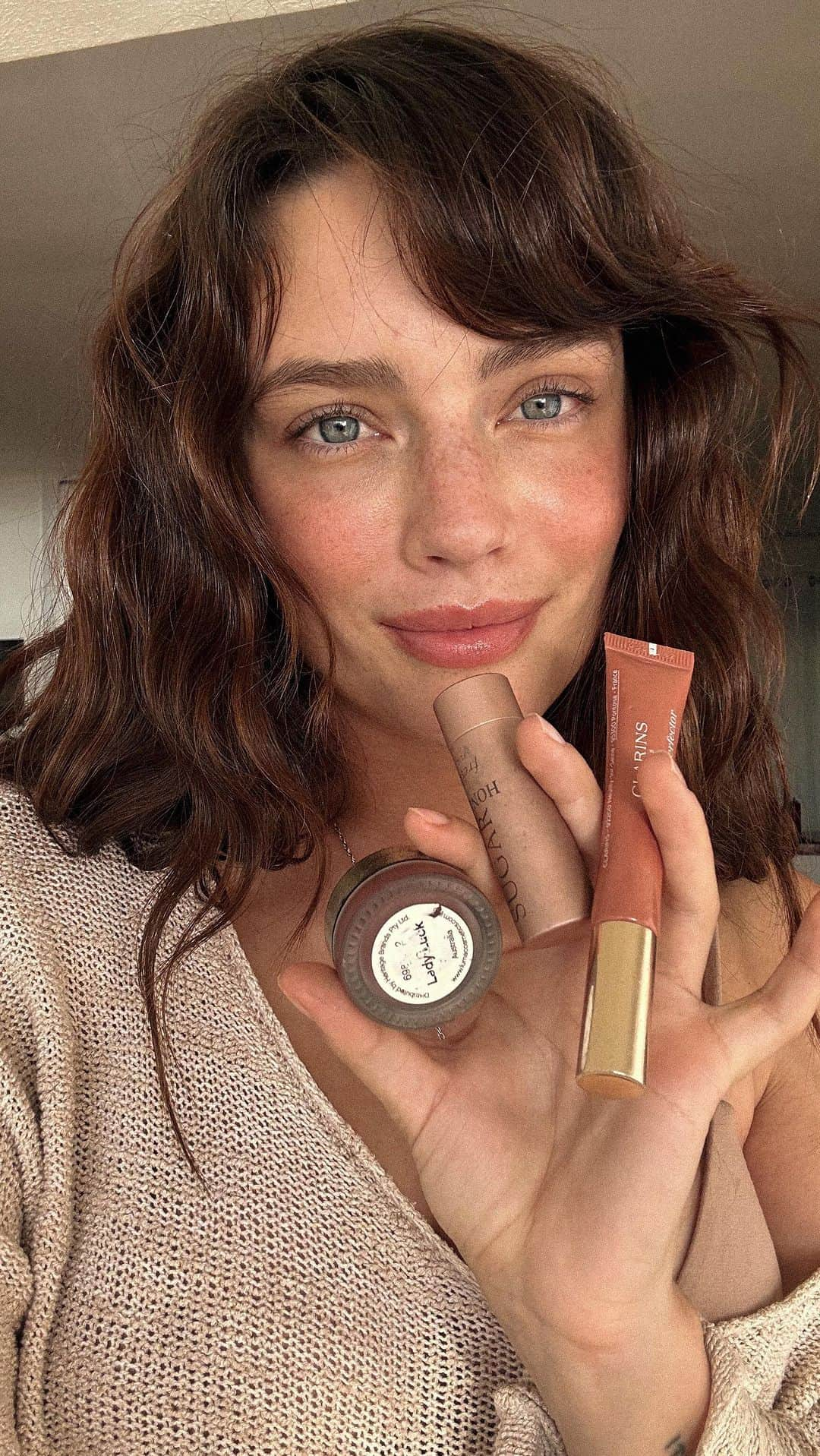 Jessicaのインスタグラム：「My favorite lip/cheek tints, they are all super light and natural looking which I absolutely love!  Clarins Natural Lip Protector in 06 Fresh Sugar Lip Treatment SPF in Sugar Honey  Luma Lip to Cheek in Lady Luck  #makeup #sunkissed」