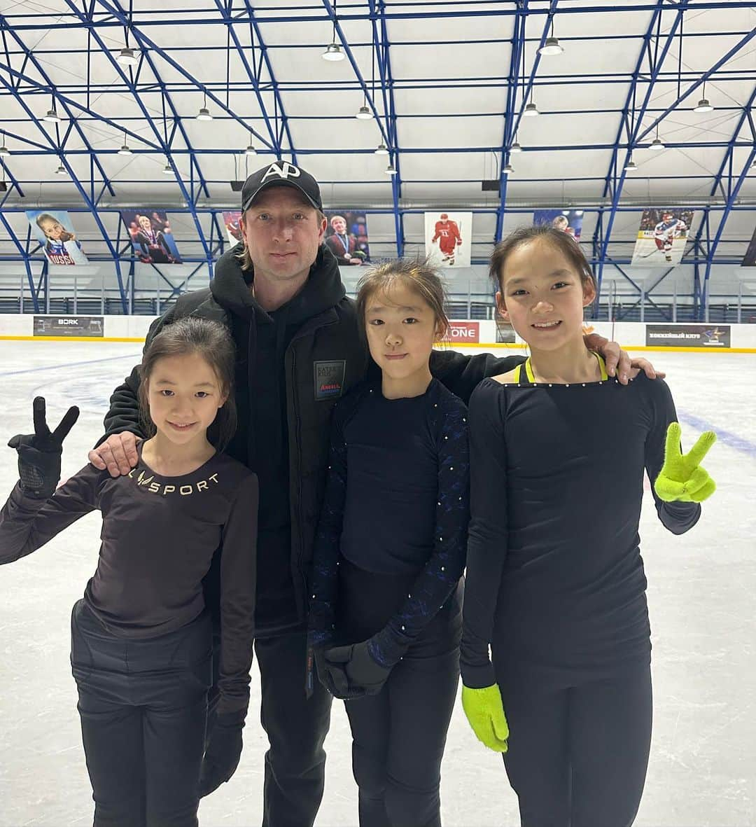 エフゲニー・プルシェンコのインスタグラム：「Our academies @angelsofplushenko are international.  They are attended by children from different countries worldwide: Israel, Belarus, Kazakhstan and China. Including members of national teams.  Today a large number of Chinese athletes train under my guidance. 🇨🇳🇷🇺 The doors of our club are open to athletes from all over the world.   Real sport has no borders and nationalities, it is outside politics, it is aimed exclusively at creation and unification. ✔️」